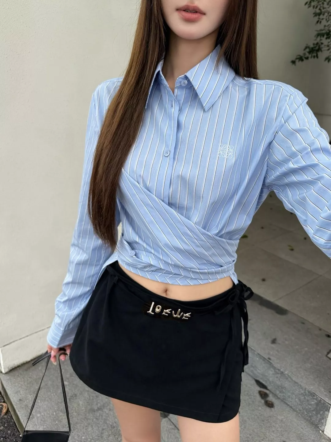 로에베 코럴 텍스처 메탈 레터링 랩 스타일 하이웨이스트 쇼츠 상세 이미지 18