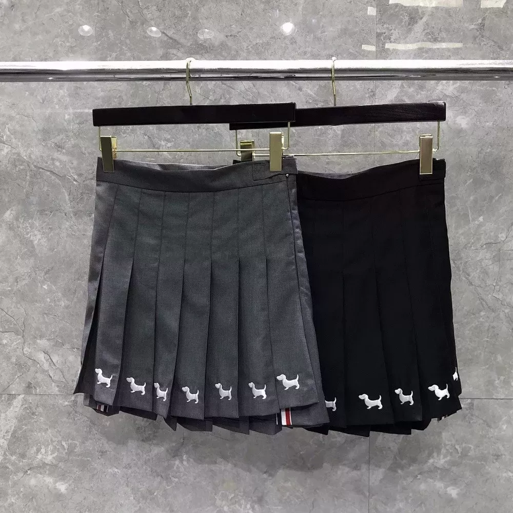 톰브라운 강아지 자수 플리츠 언밸런스 미니 스커트