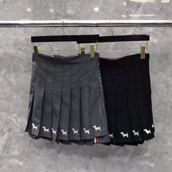 톰브라운 강아지 자수 플리츠 언밸런스 미니 스커트