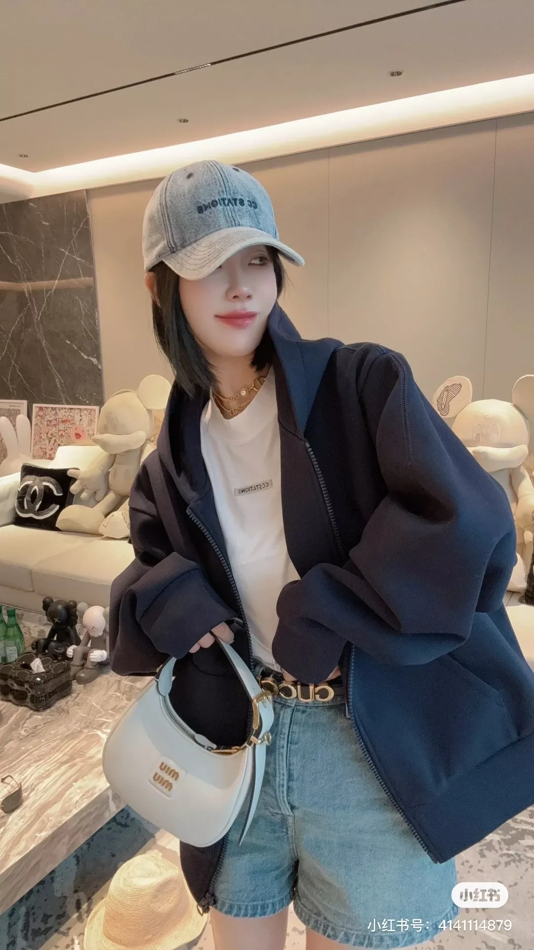 미우미우 5BC161 로고 카프스킨 호보 숄더백 상세 이미지 12