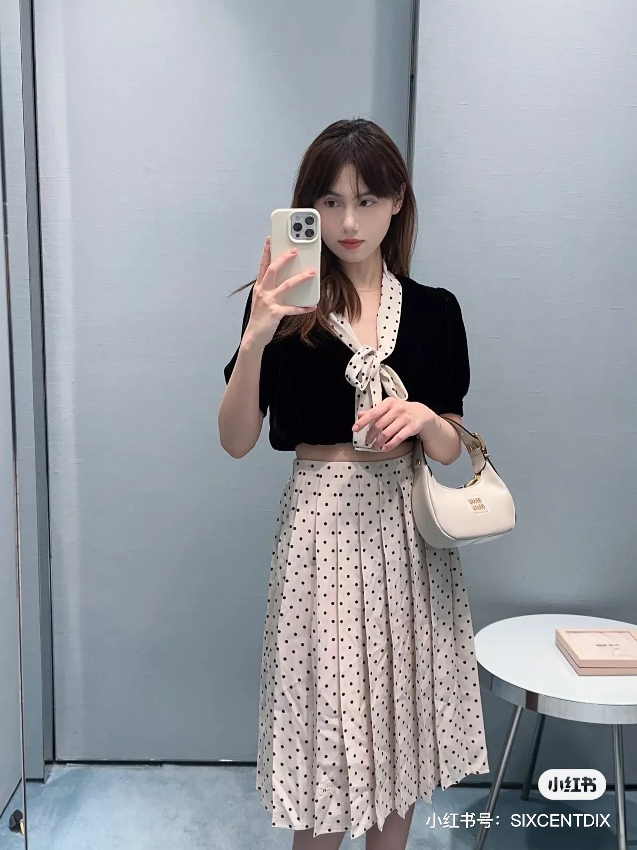 미우미우 5BC161 로고 카프스킨 호보 숄더백 상세 이미지 10
