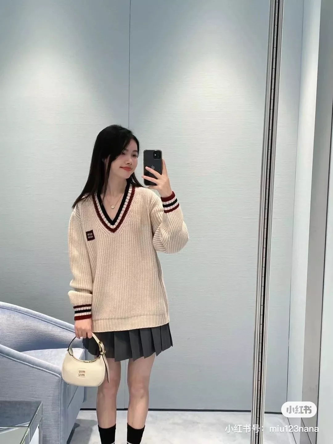 미우미우 5BC161 로고 카프스킨 호보 숄더백 상세 이미지 14