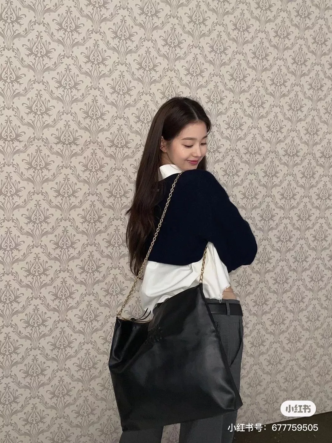 미우미우 로고 엠보 소프트 카프스킨 쇼퍼백 상세 이미지 15