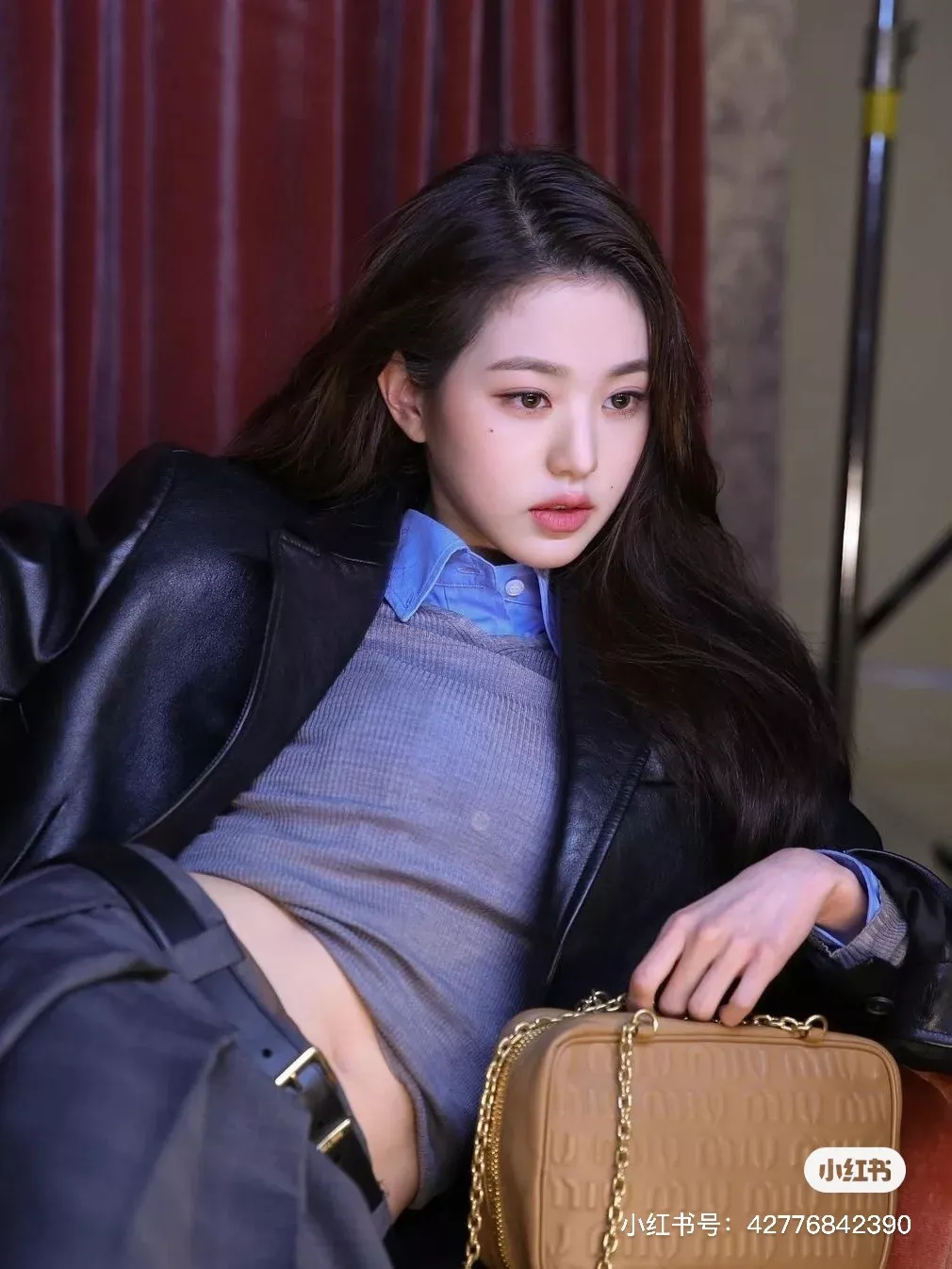 미우미우 로고 엠보 체인 미니 숄더백 상세 이미지 12
