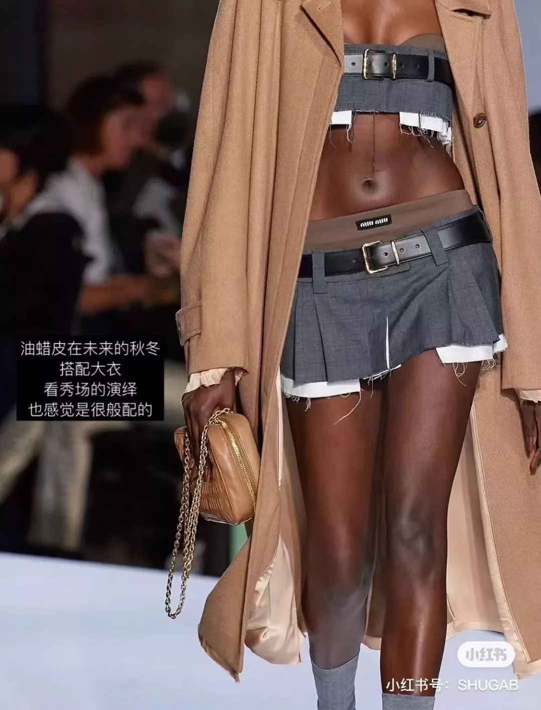 미우미우 로고 엠보 체인 미니 숄더백 상세 이미지 14