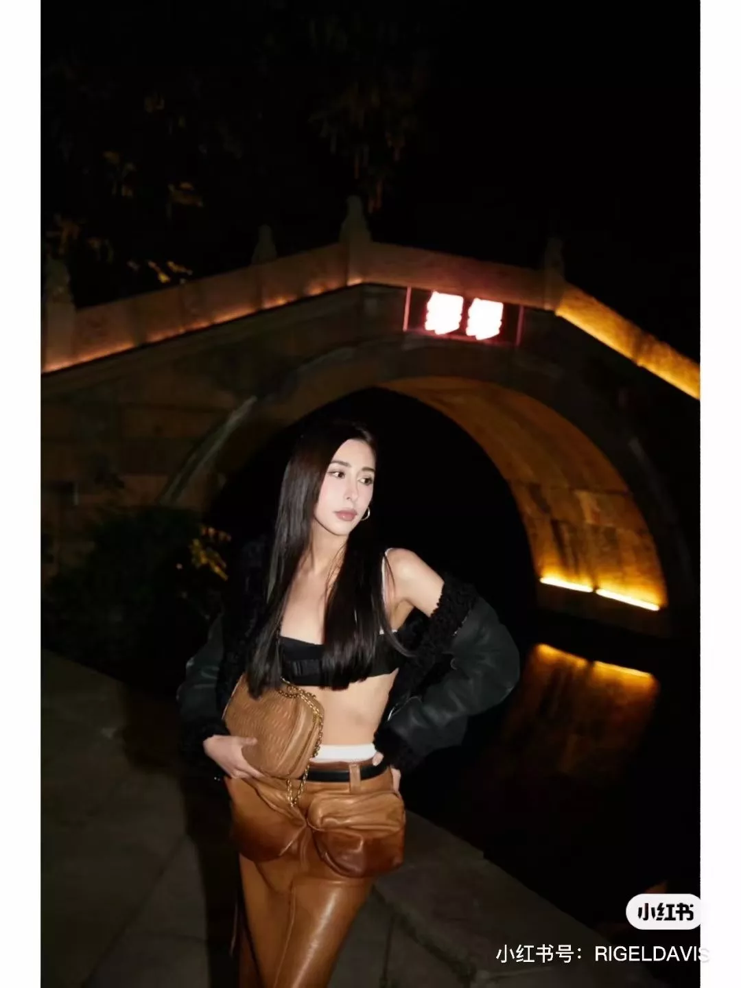 미우미우 로고 엠보 체인 미니 숄더백 상세 이미지 15