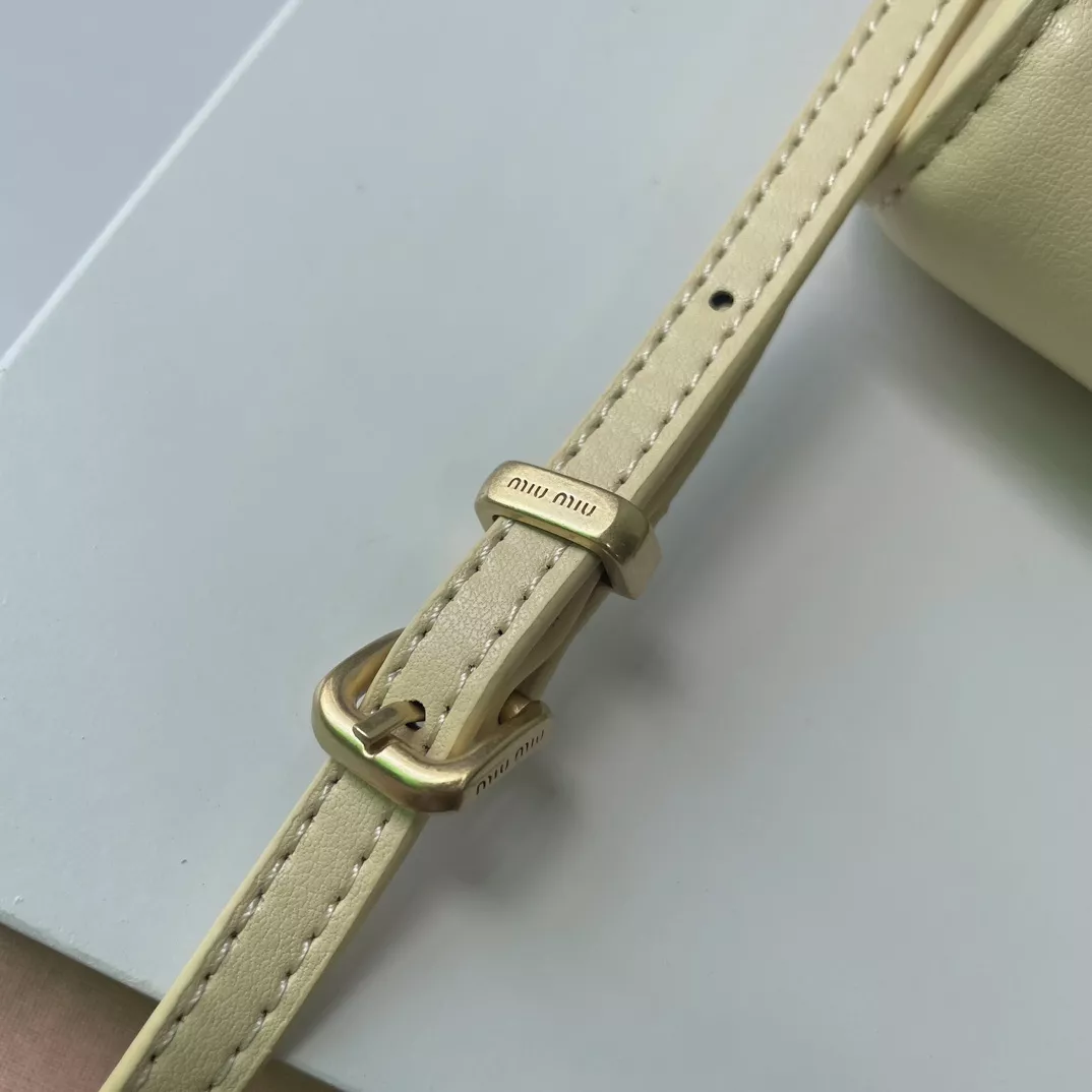 미우미우 5BN006 레더 배색 스트랩 엔벨로프 숄더백 상세 이미지 7