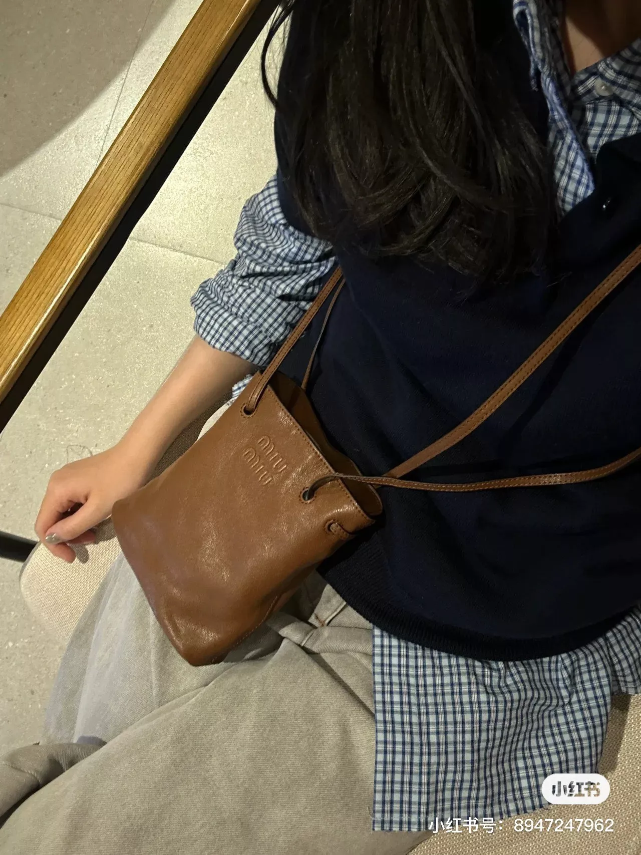 미우미우 미니 양가죽 멀티웨이 버킷백 상세 이미지 10