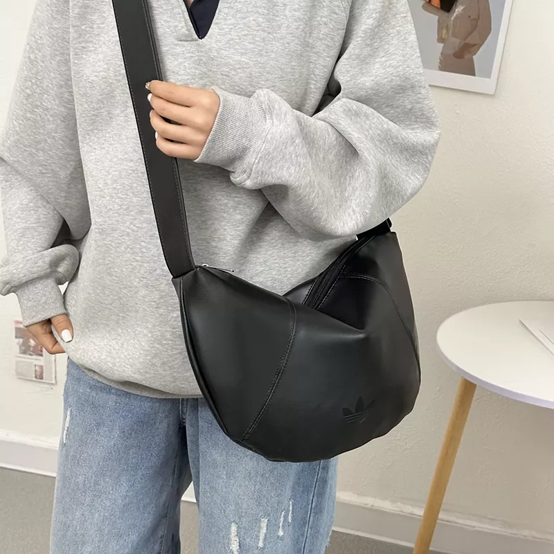 아디다스 심플 대용량 PU 크로스 호보백 상세 이미지 4