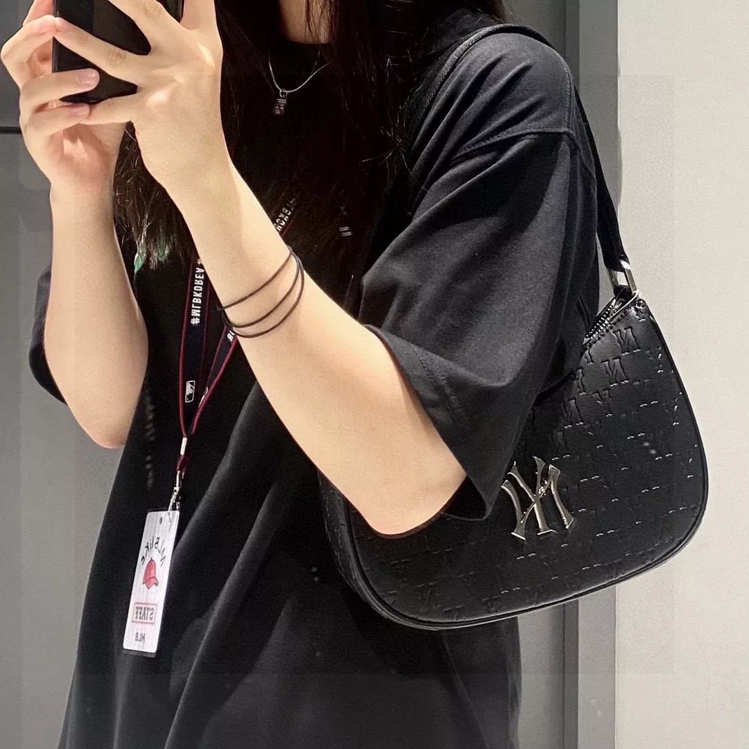 엠엘비 모노그램 로고 포인트 투웨이 호보백 상세 이미지 2