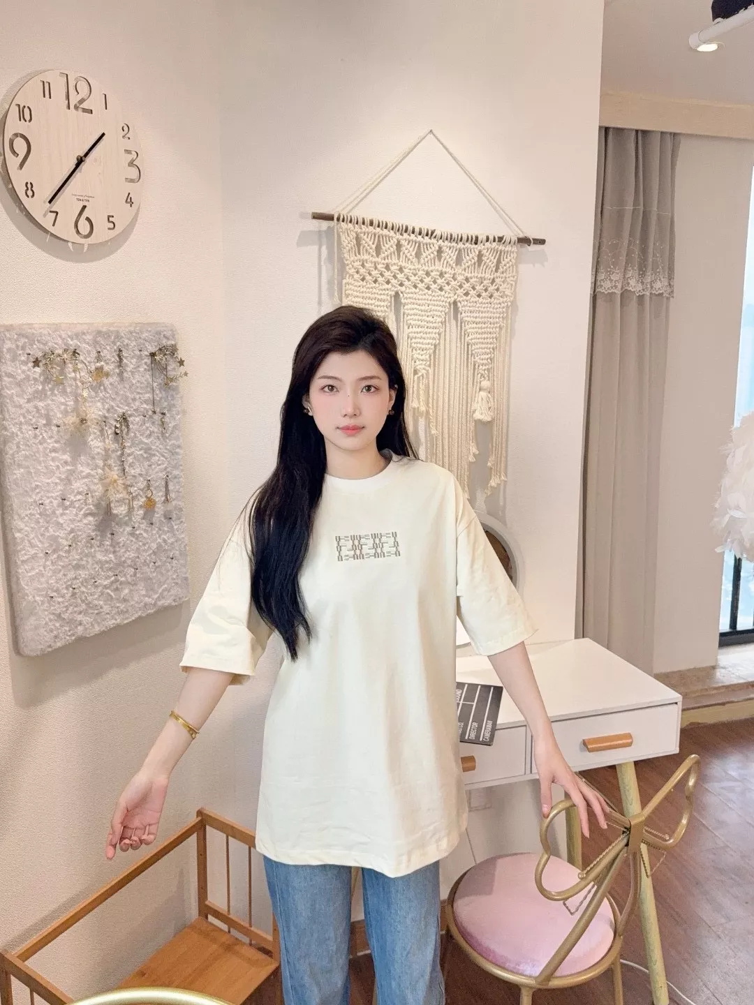 펜디 FF 자수 로고 오버숄더 반소매 티셔츠 상세 이미지 15