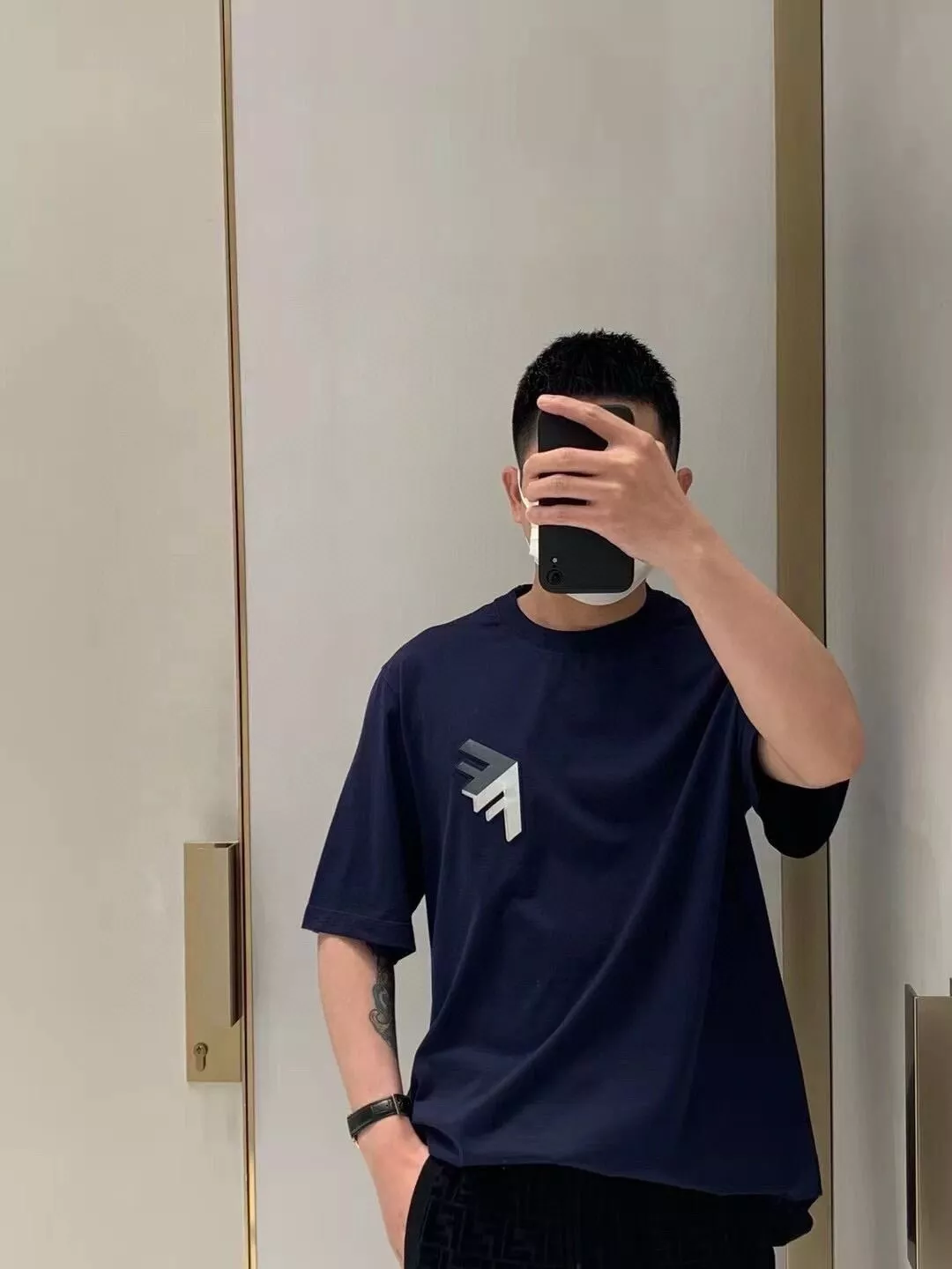 펜디 FF 3D 입체 로고 루즈핏 반소매 티셔츠 상세 이미지 18