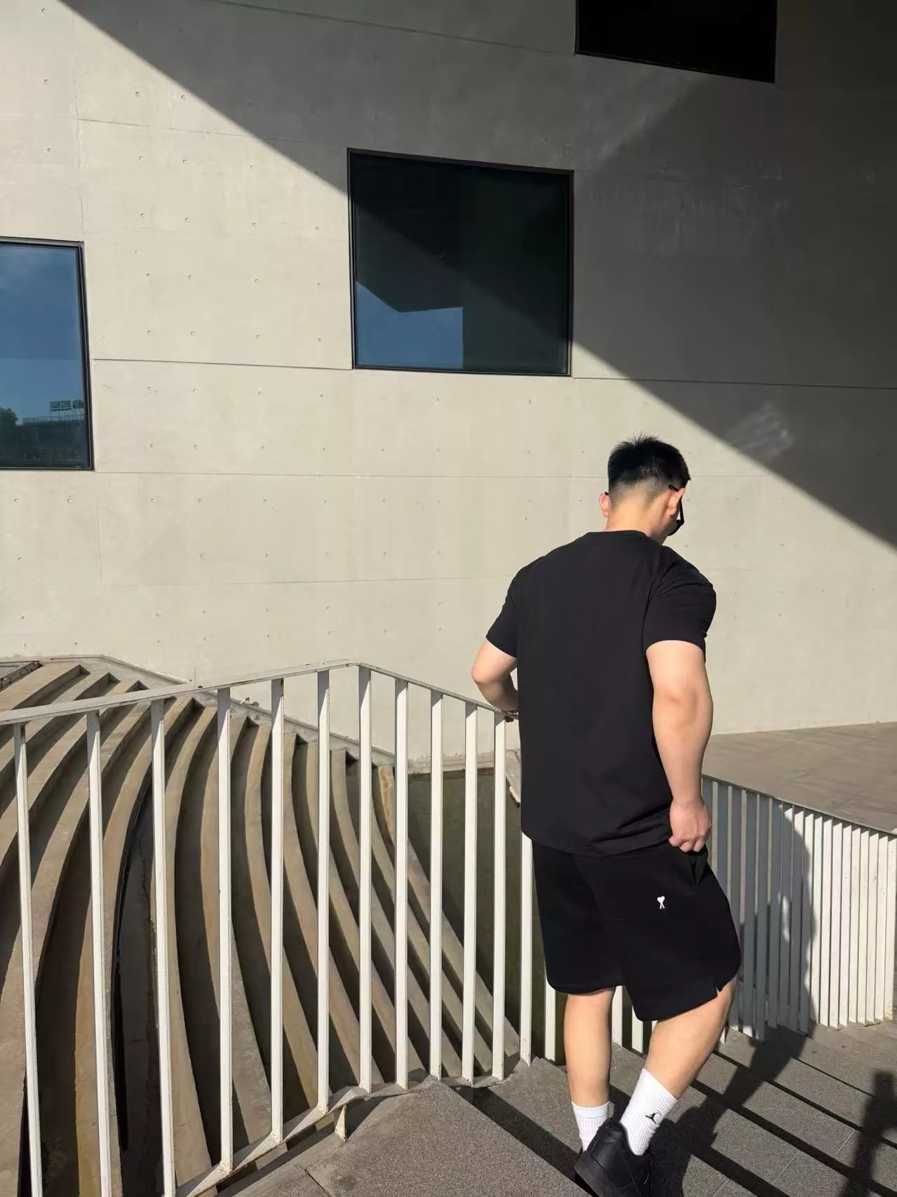 아미 26ss 하트 자수 백포켓 코튼 하프 팬츠 상세 이미지 19