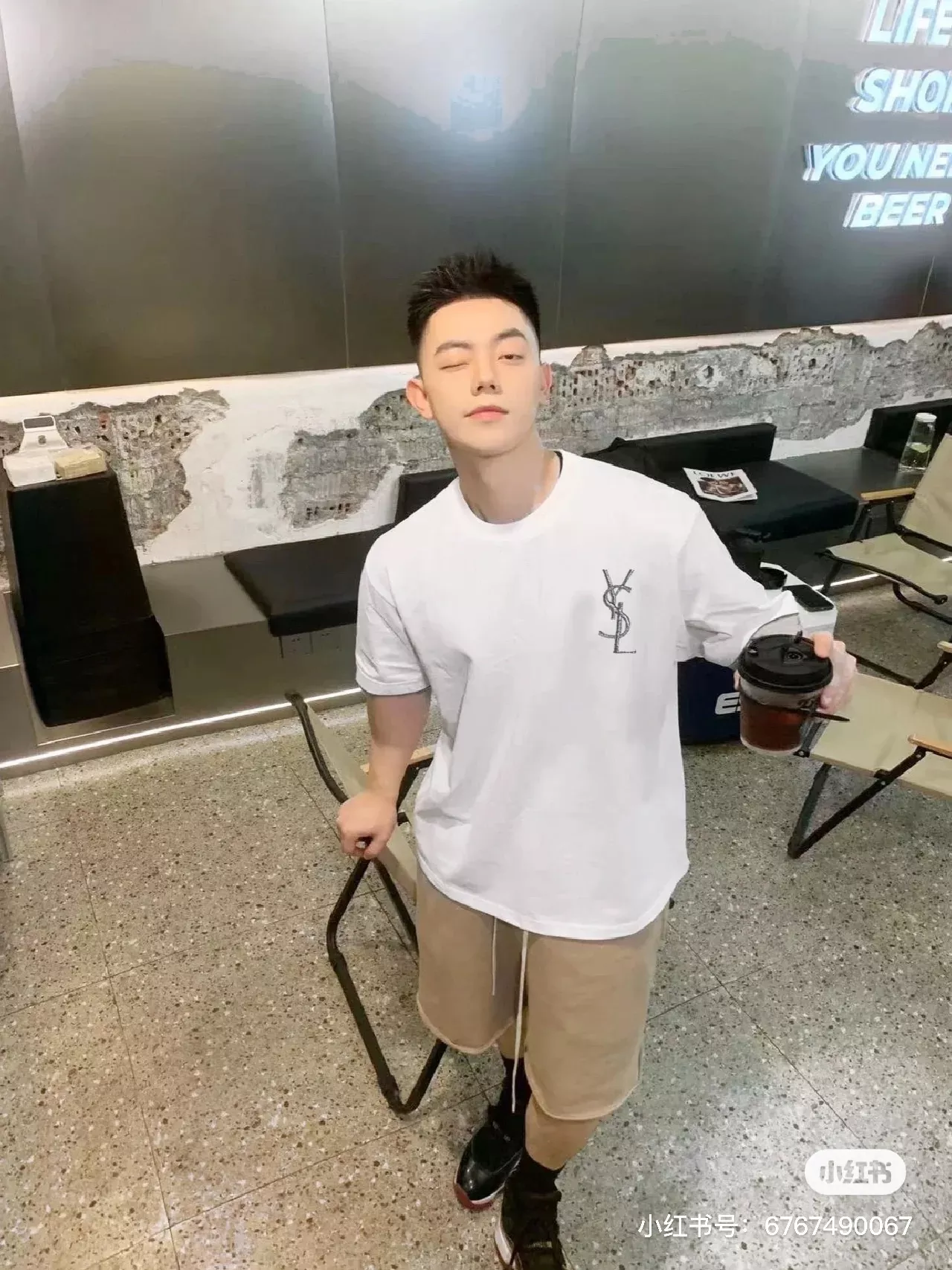 입생로랑 가슴 레터 자수 코튼 반소매 티셔츠 상세 이미지 12