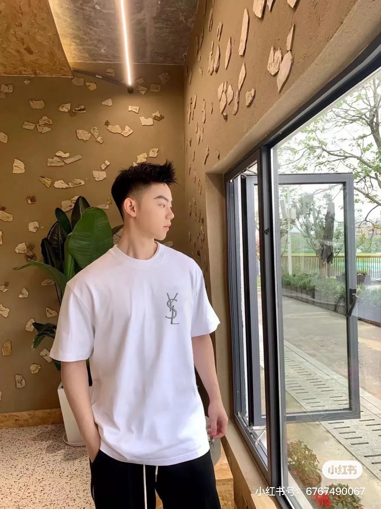 입생로랑 가슴 레터 자수 코튼 반소매 티셔츠 상세 이미지 11