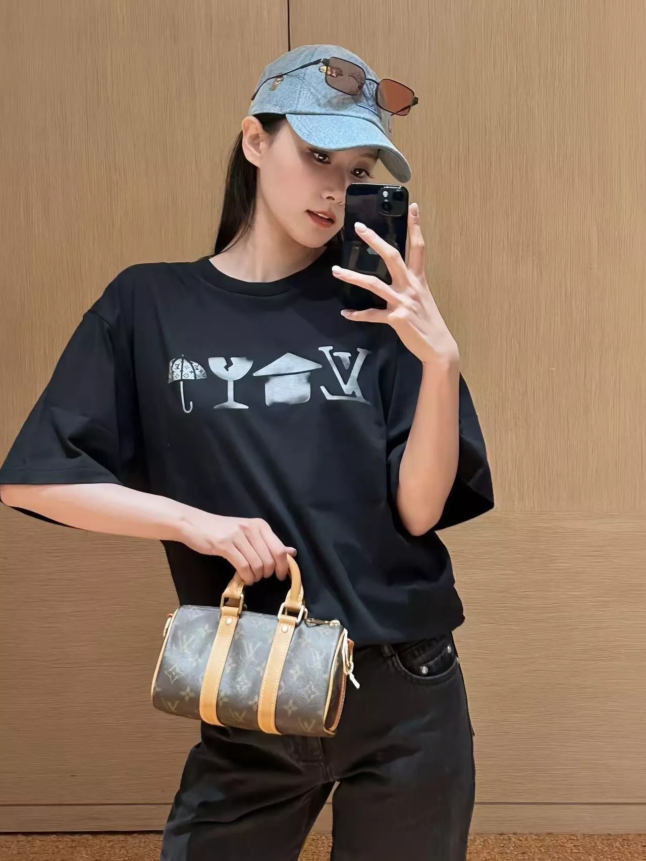 루이비통 재미 심볼 프린트 블랙 반소매 티셔츠 상세 이미지 20