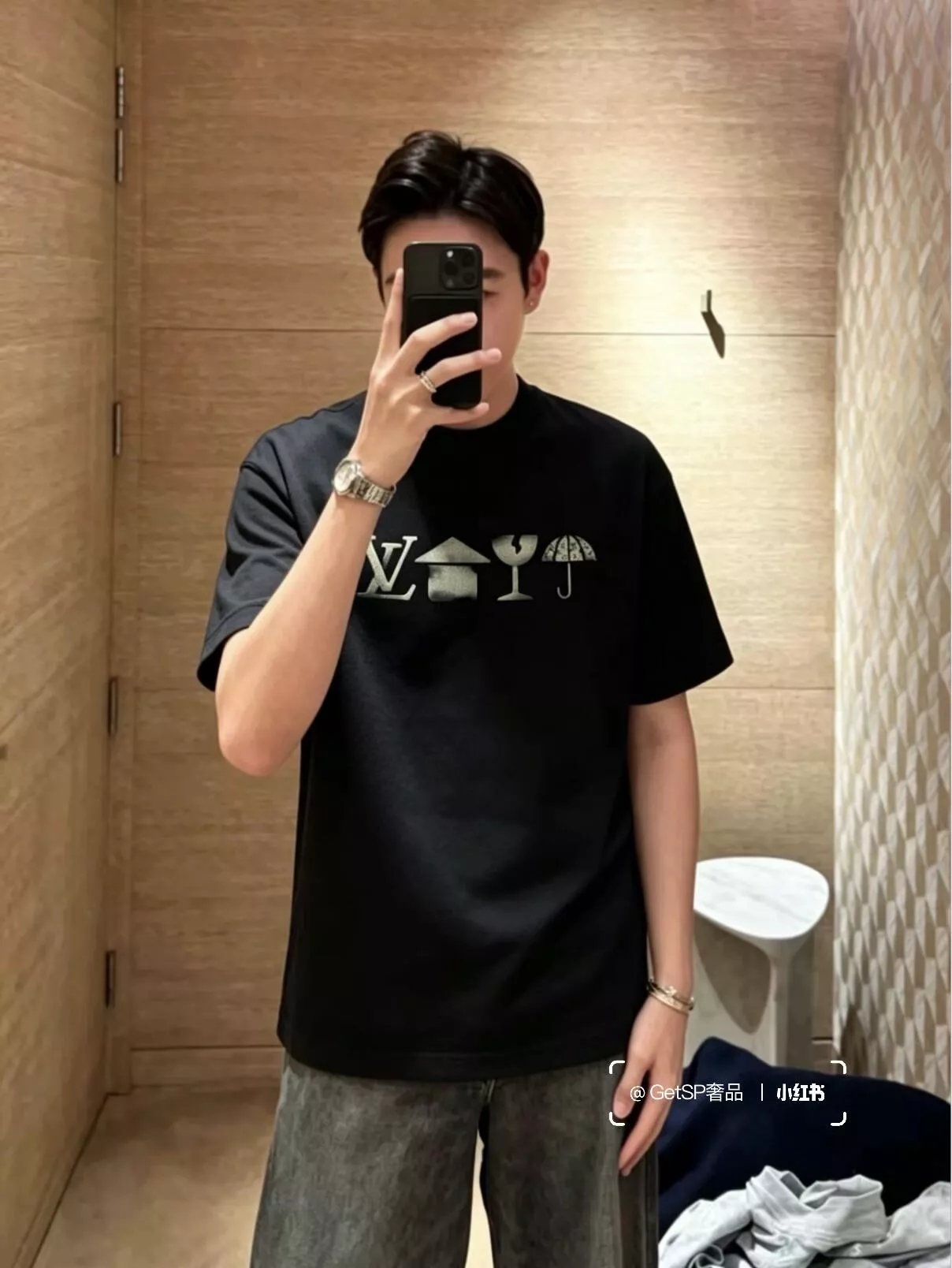 루이비통 재미 심볼 프린트 블랙 반소매 티셔츠 상세 이미지 24