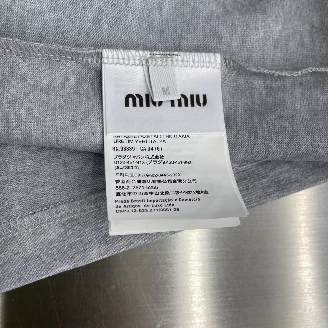 미우미우 자수 로고 반집업 오버핏 반소매 카라 티셔츠 상세 이미지 7