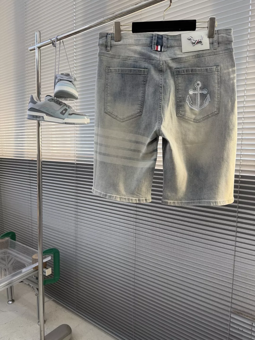 톰브라운 워싱 앵커 자수 데님 하프 팬츠 상세 이미지 2