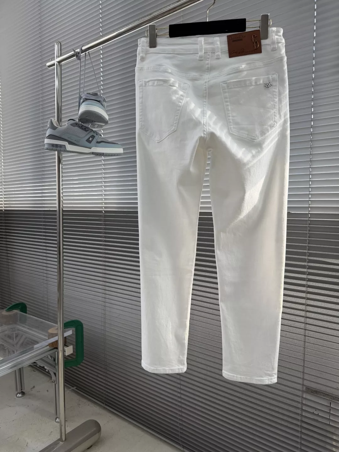 디올 퓨어 화이트 슬림 스트레이트 데님 팬츠 상세 이미지 2