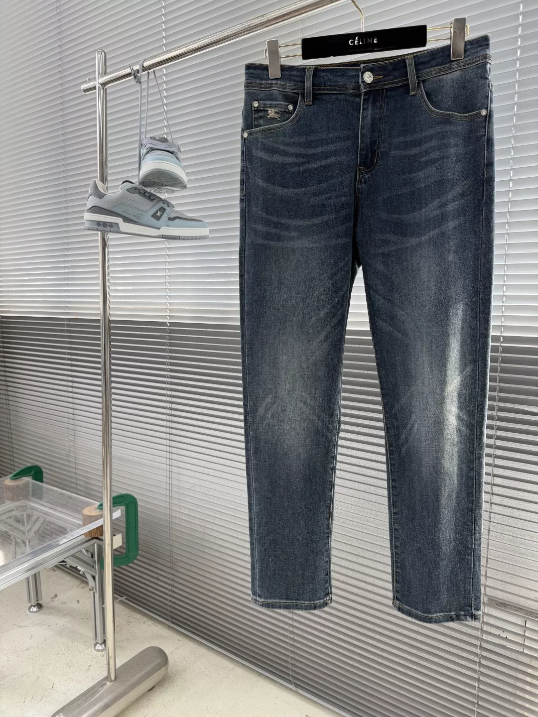 버버리 워싱 캣워싱 스트레이트 데님 팬츠 상세 이미지 1