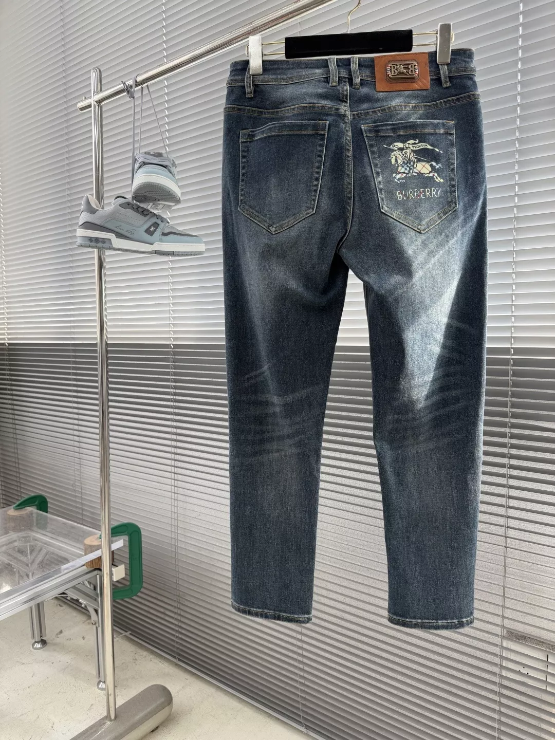 버버리 워싱 캣워싱 스트레이트 데님 팬츠 상세 이미지 2