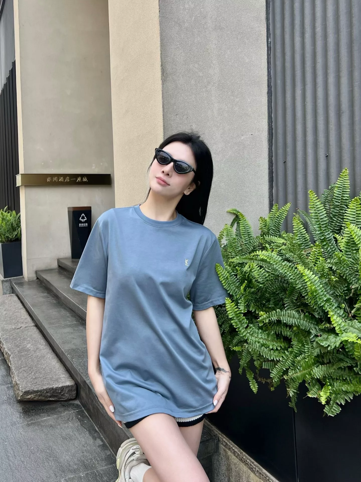 입생로랑 로고 자수 블루 코튼 반소매 티셔츠 상세 이미지 17