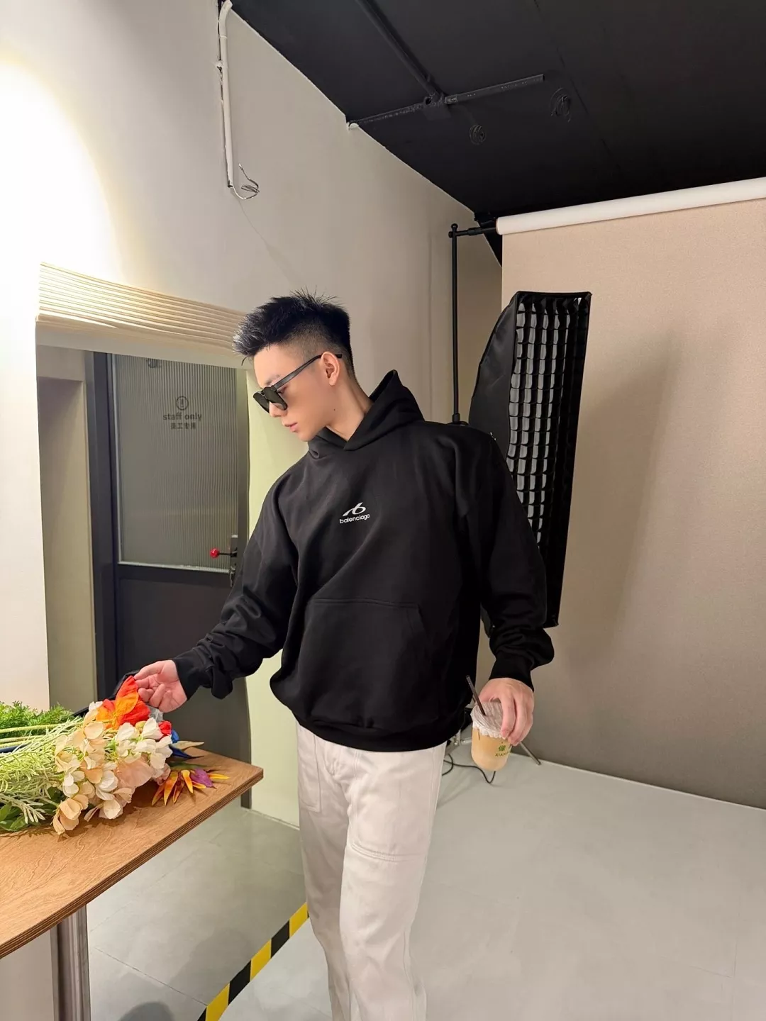 발렌시아가 반사 프린트 루즈핏 코튼 후드 티셔츠 상세 이미지 21