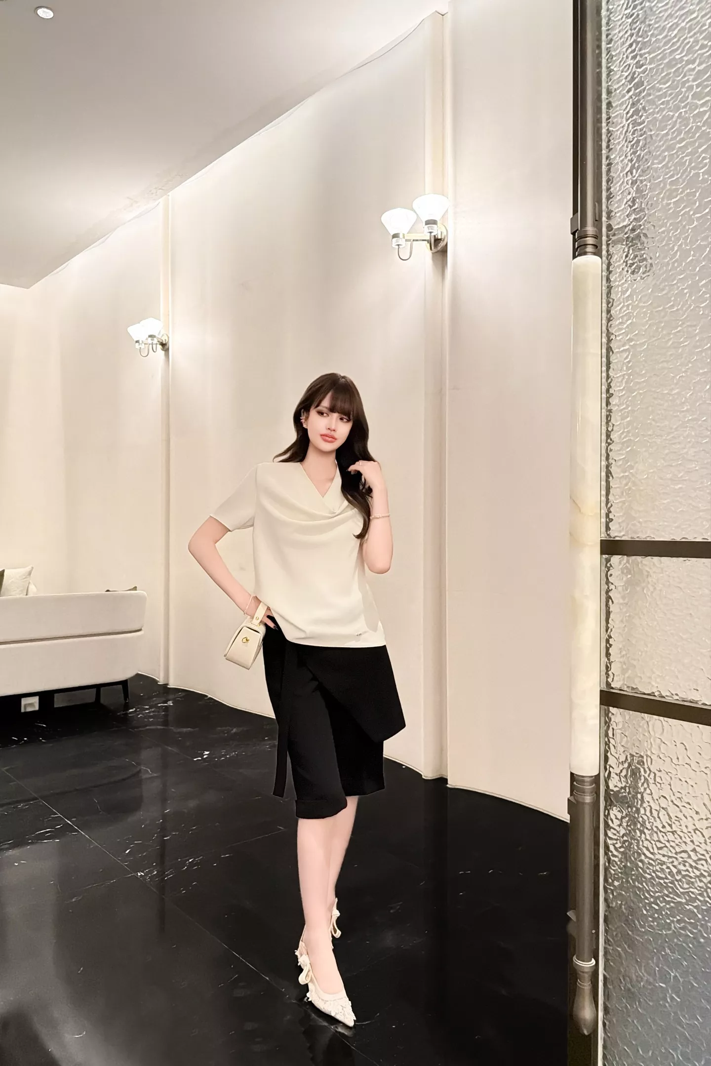 디올 드레이프 넥 루즈핏 반소매 티셔츠 상세 이미지 40
