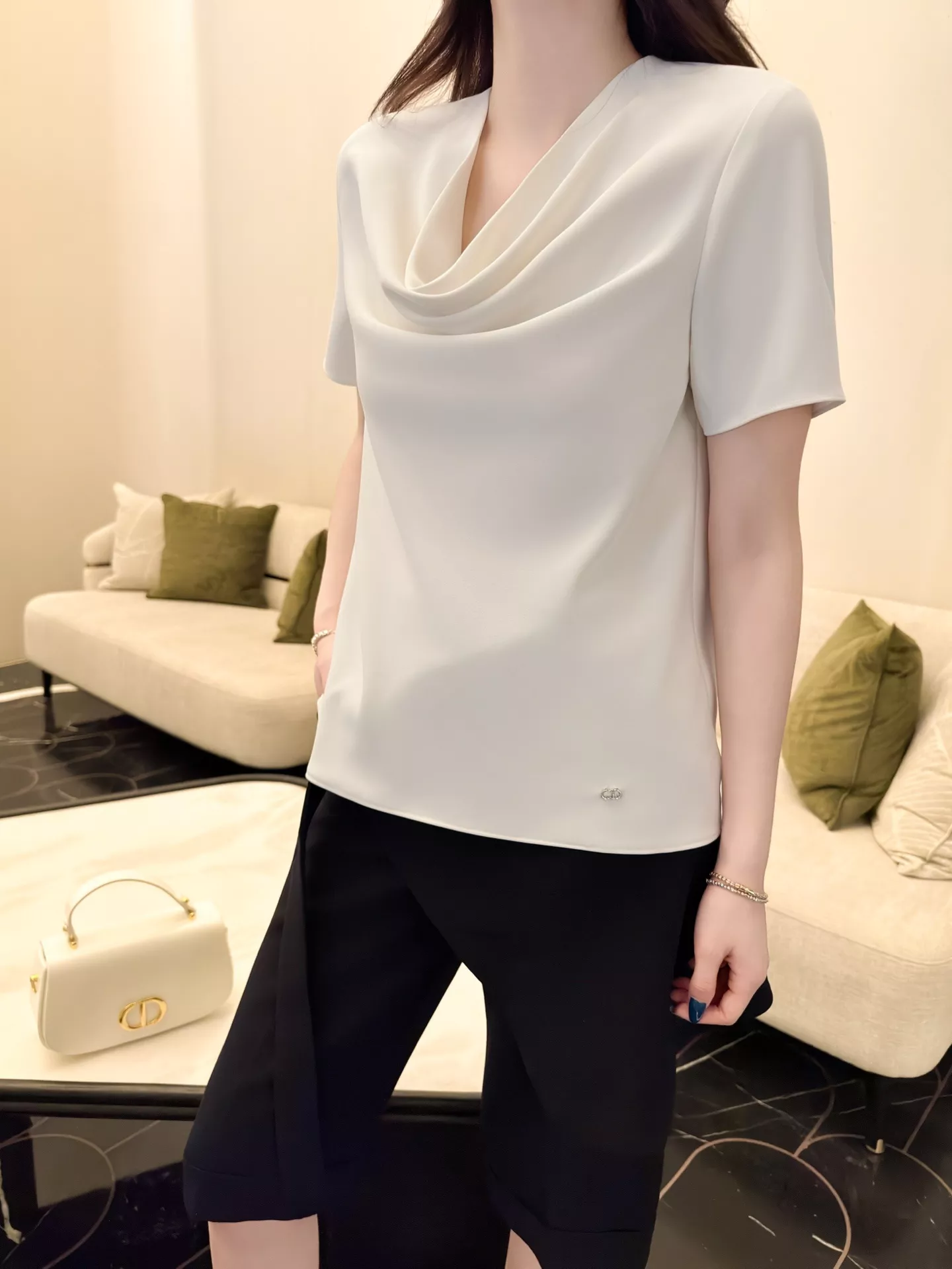 디올 드레이프 넥 루즈핏 반소매 티셔츠 상세 이미지 37