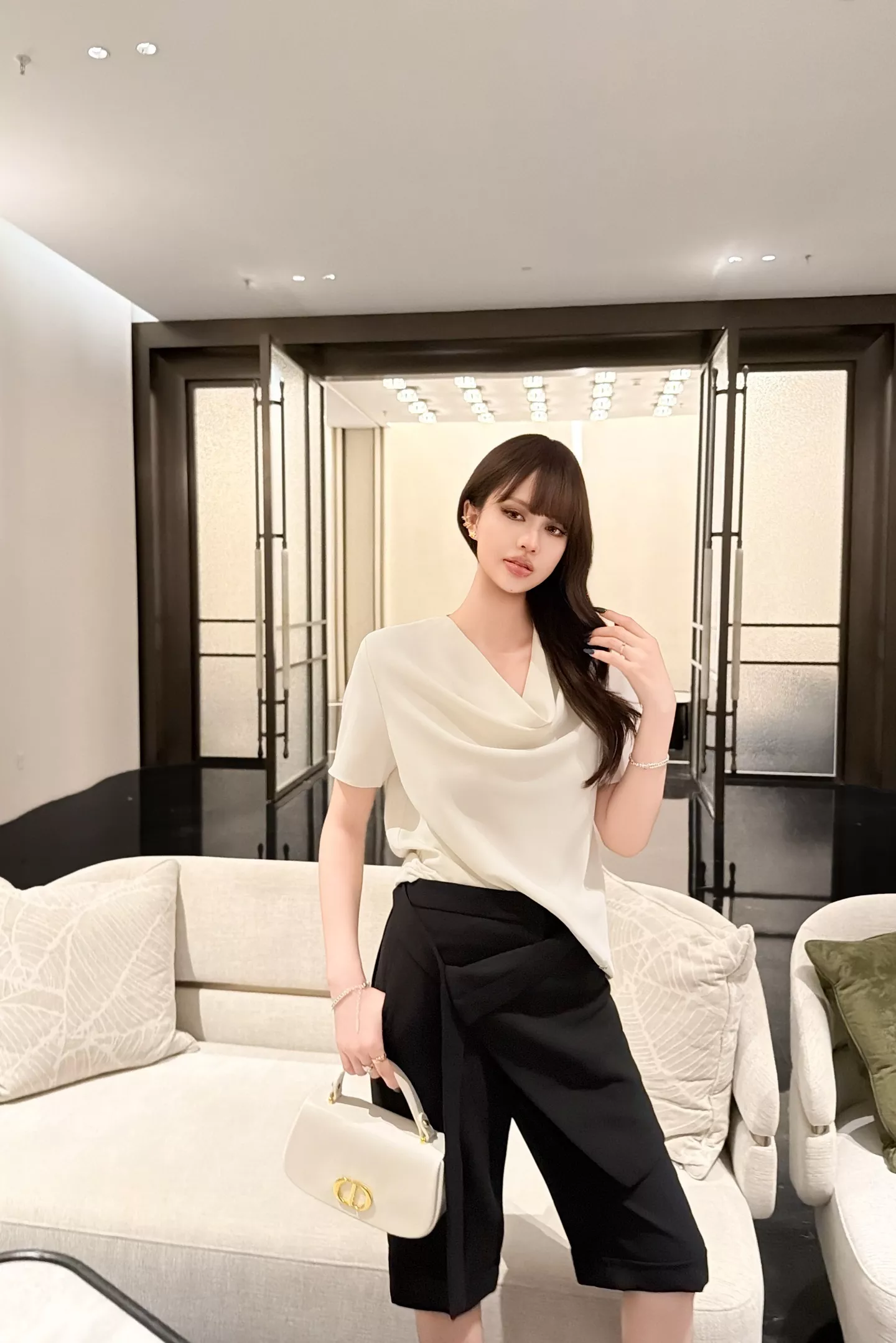 디올 드레이프 넥 루즈핏 반소매 티셔츠 상세 이미지 44