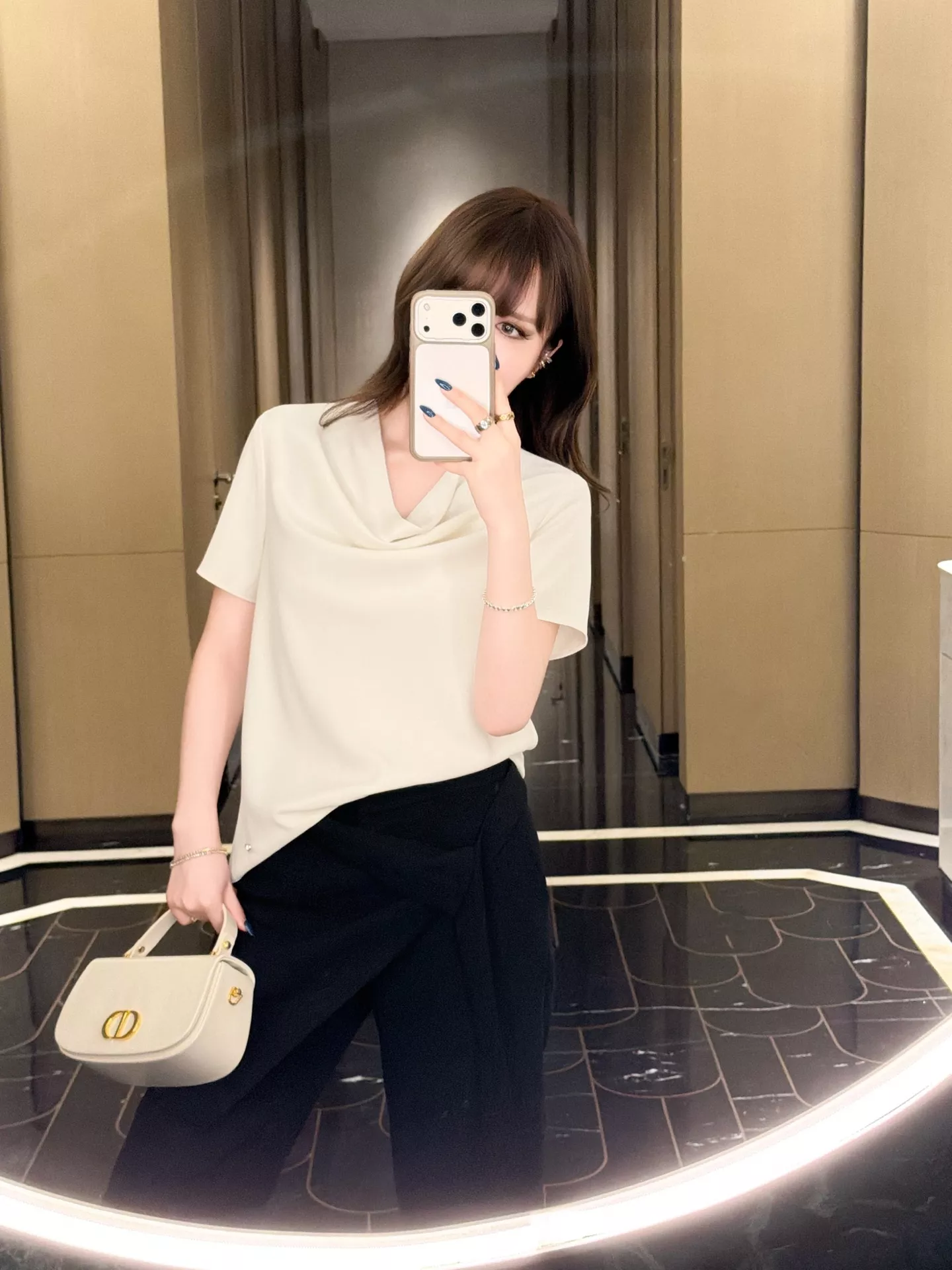 디올 드레이프 넥 루즈핏 반소매 티셔츠 상세 이미지 47