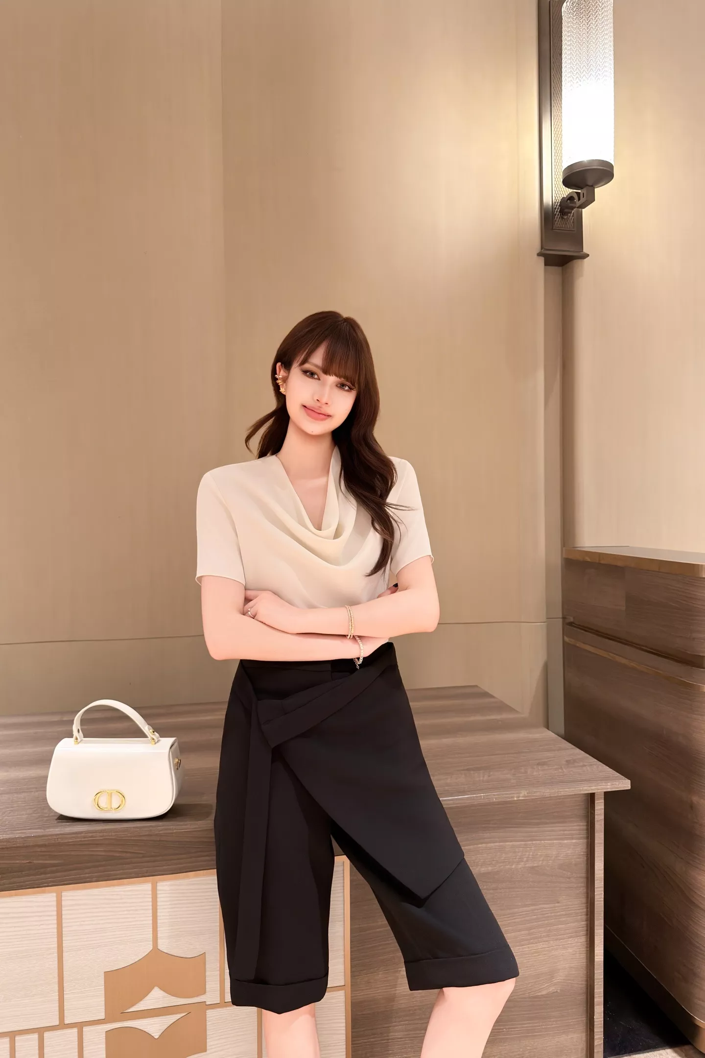 디올 드레이프 넥 루즈핏 반소매 티셔츠 상세 이미지 48