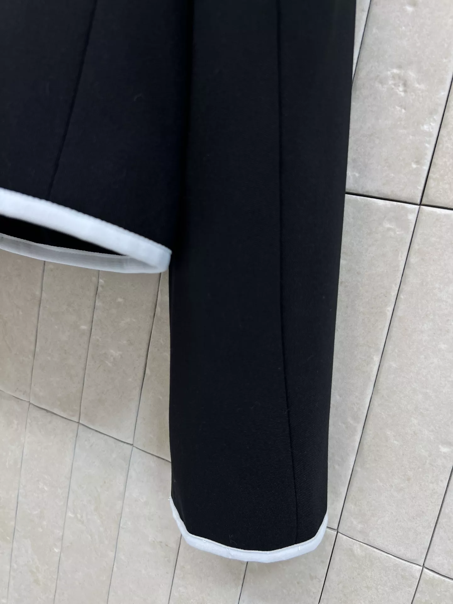 디올 배색 파이핑 크롭 버튼 재킷 상세 이미지 5