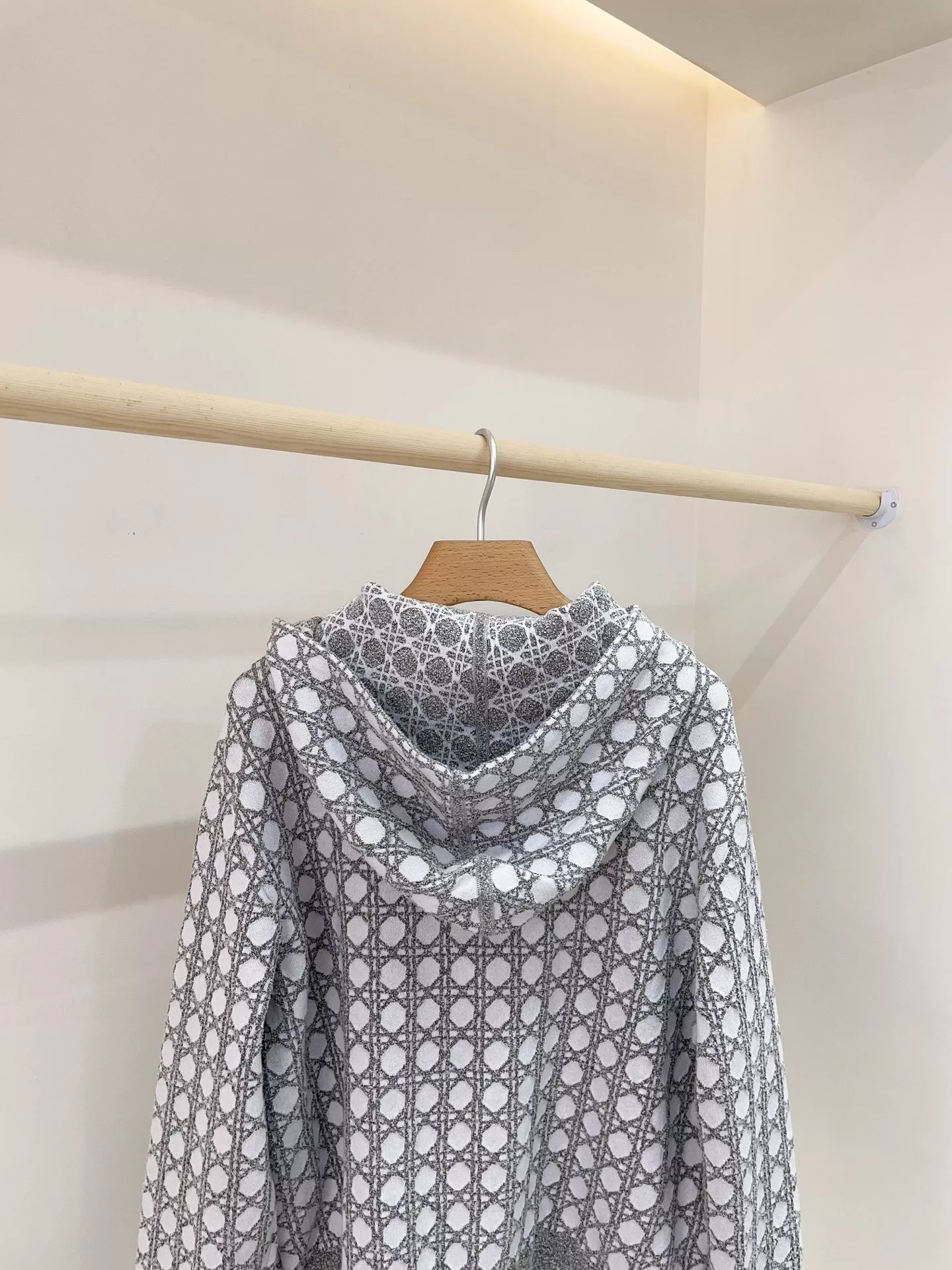 디올 다이아 패턴 니트 후드 집업 재킷 상세 이미지 6