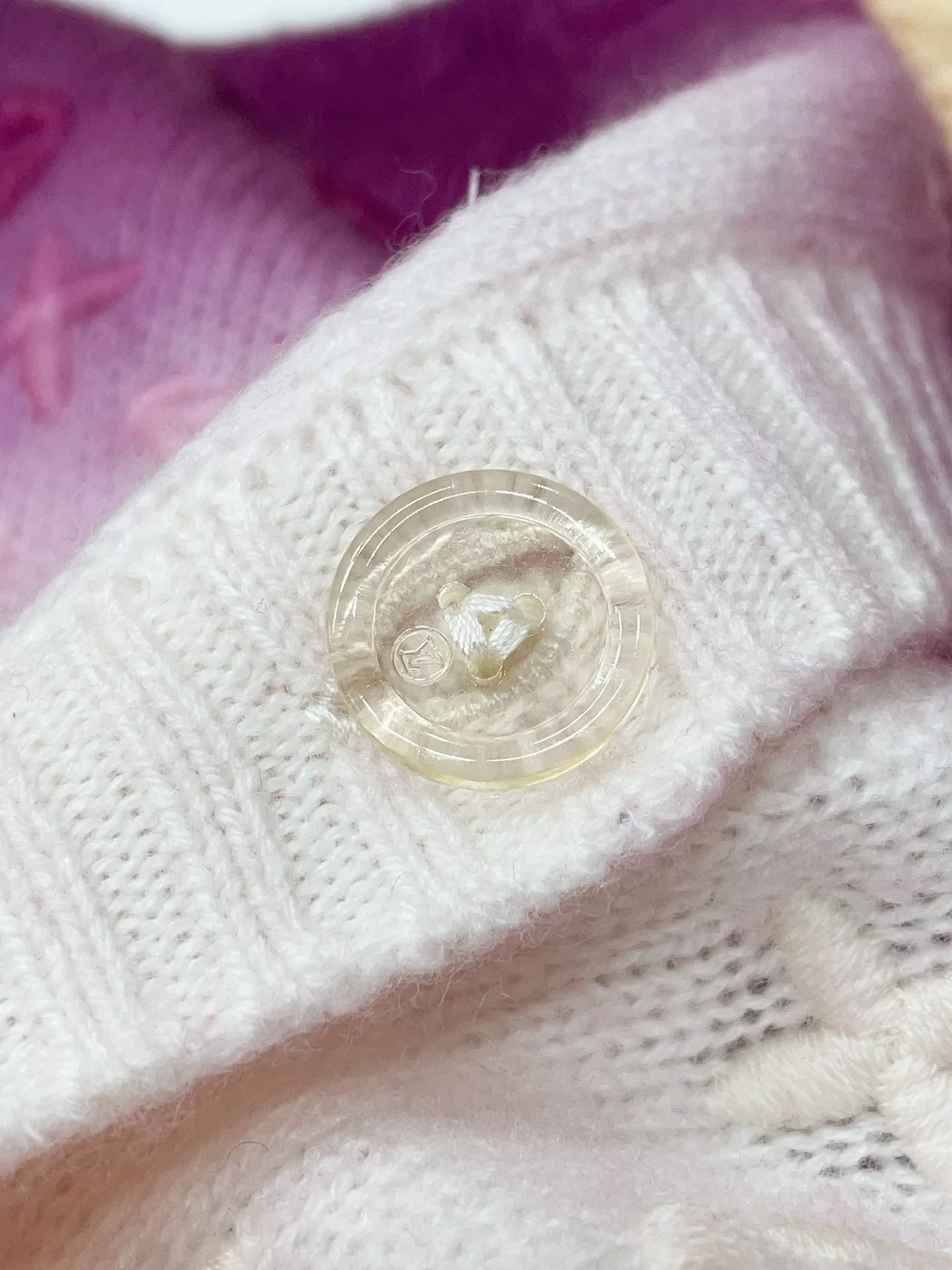 루이비통 3D 자수 타이다이 캐시미어 크롭 가디건 상세 이미지 8