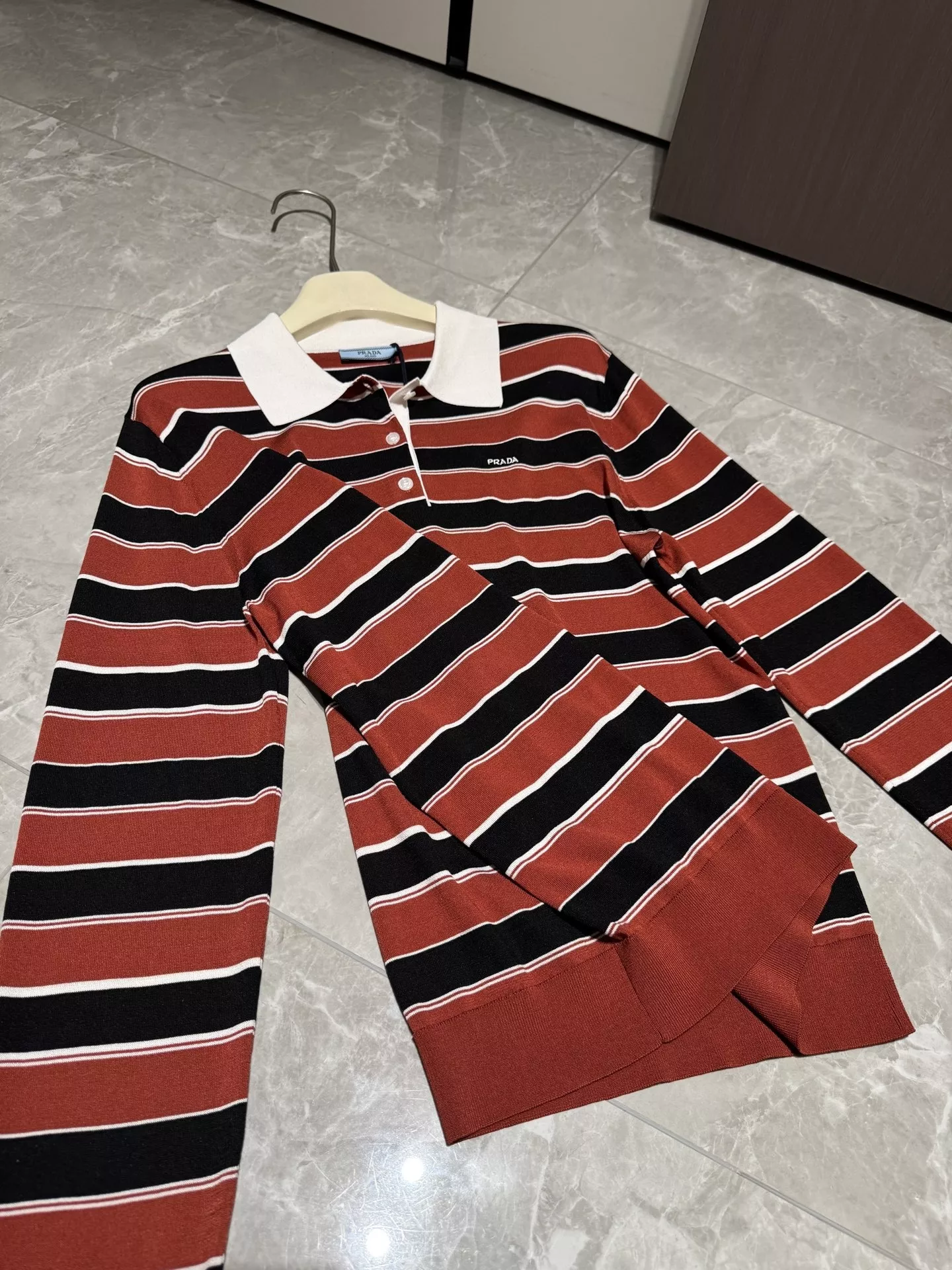 프라다 배색 스트라이프 폴로 긴소매 니트 상세 이미지 50