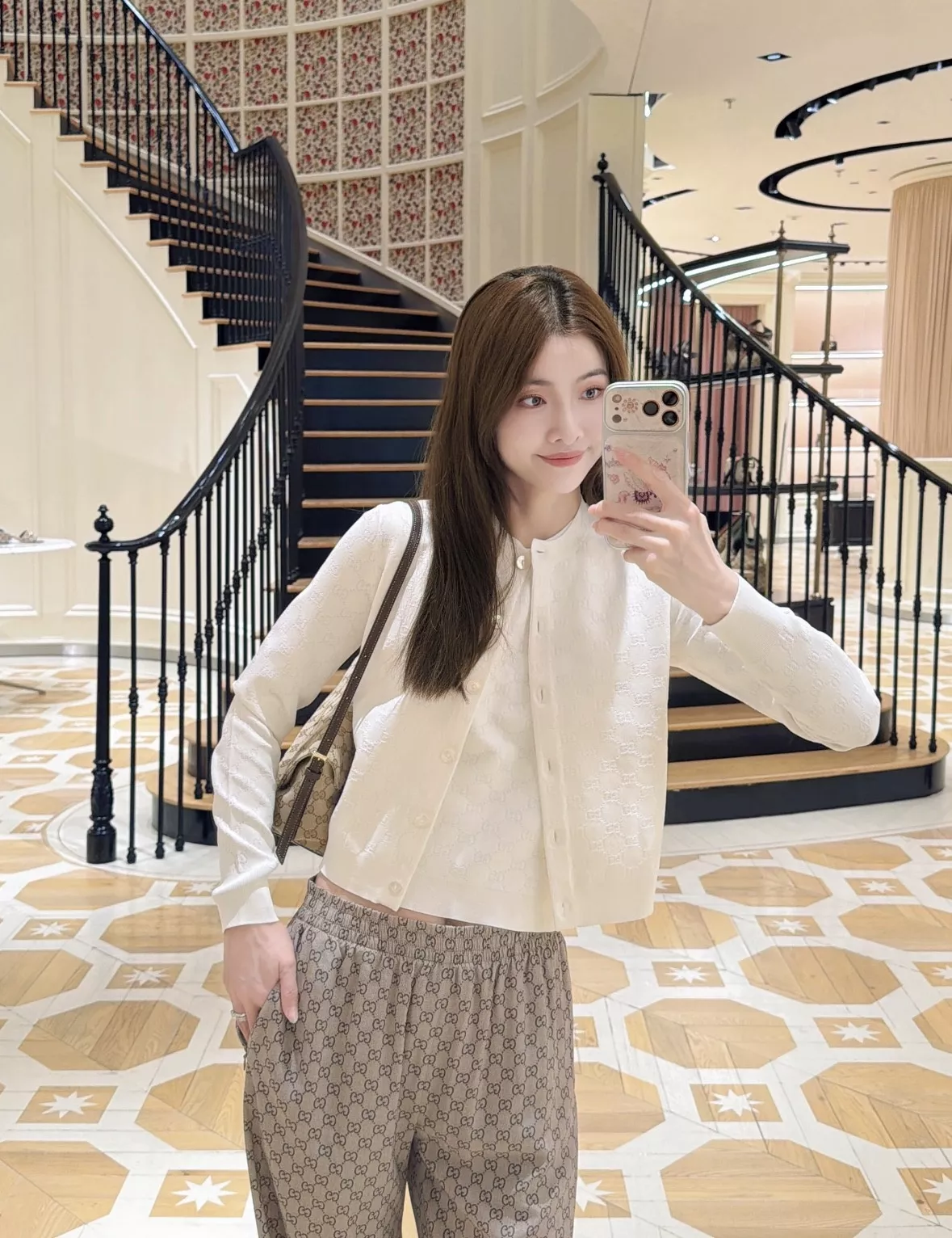 구찌 GG 자카드 라운드넥 니트 가디건 상세 이미지 28