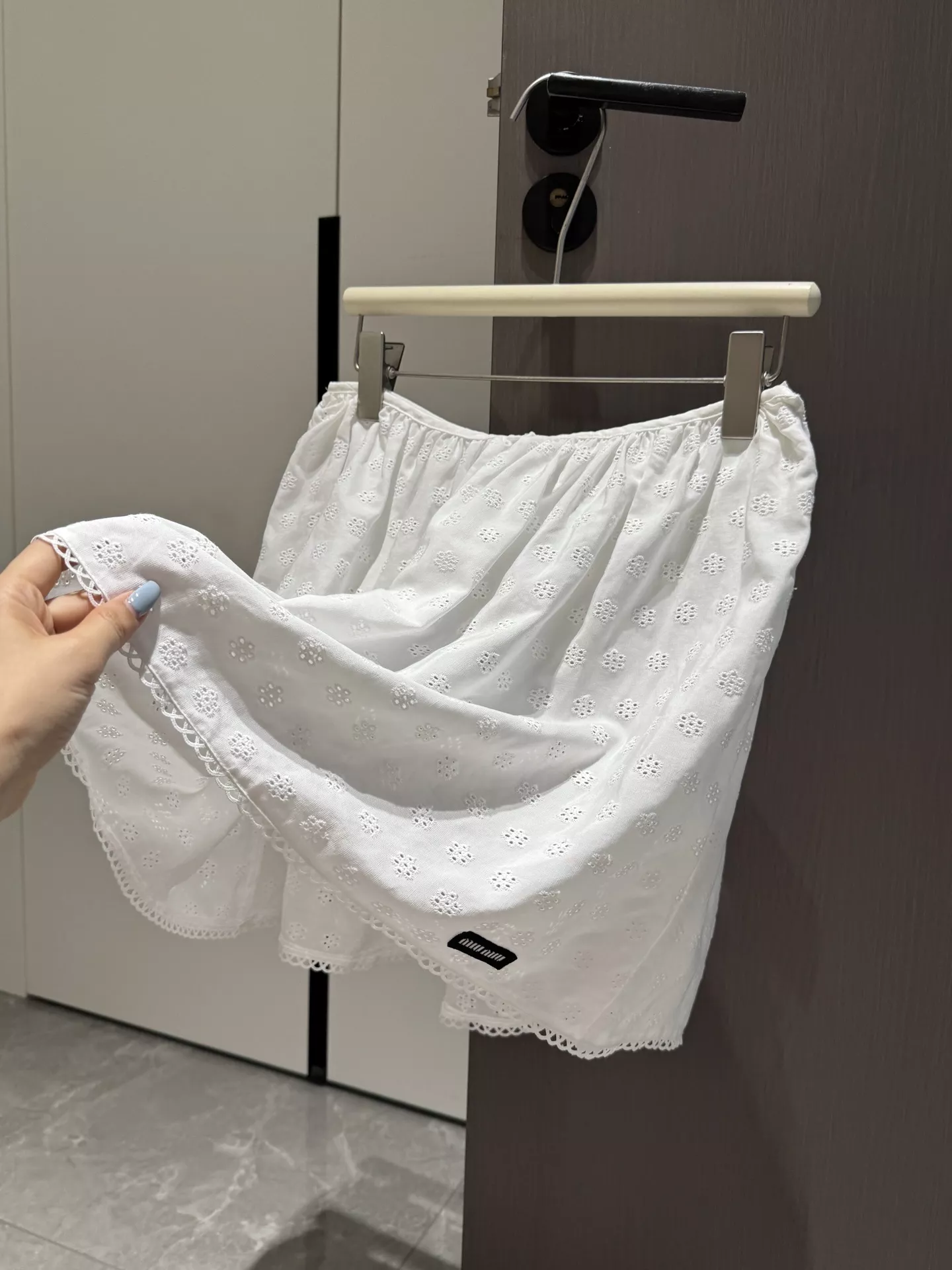 미우미우 펀칭 자수 플라워 코튼 린넨 미니 스커트 상세 이미지 5