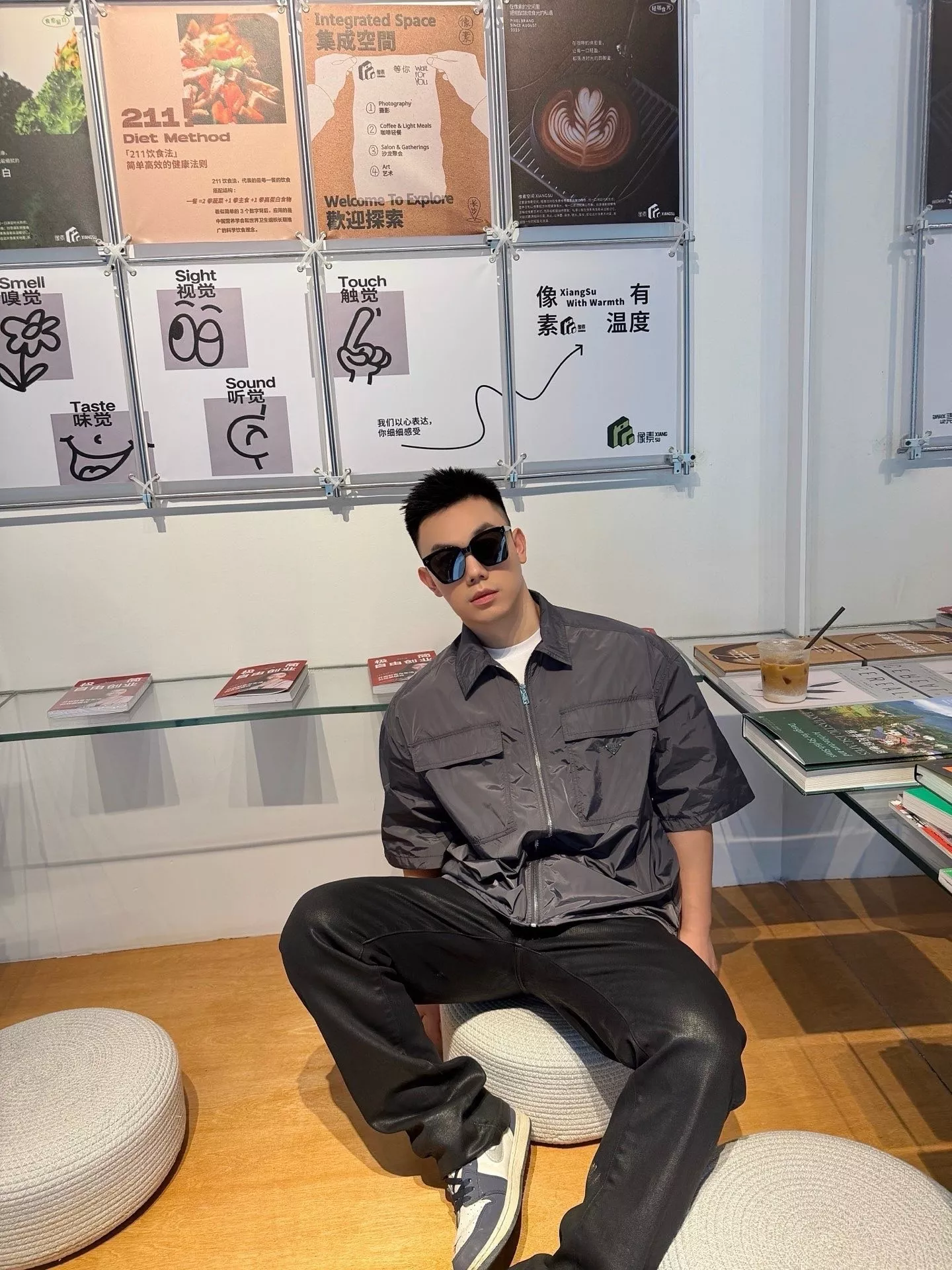 프라다 삼각 로고 포켓 리사이클 나일론 반소매 셔츠 상세 이미지 17