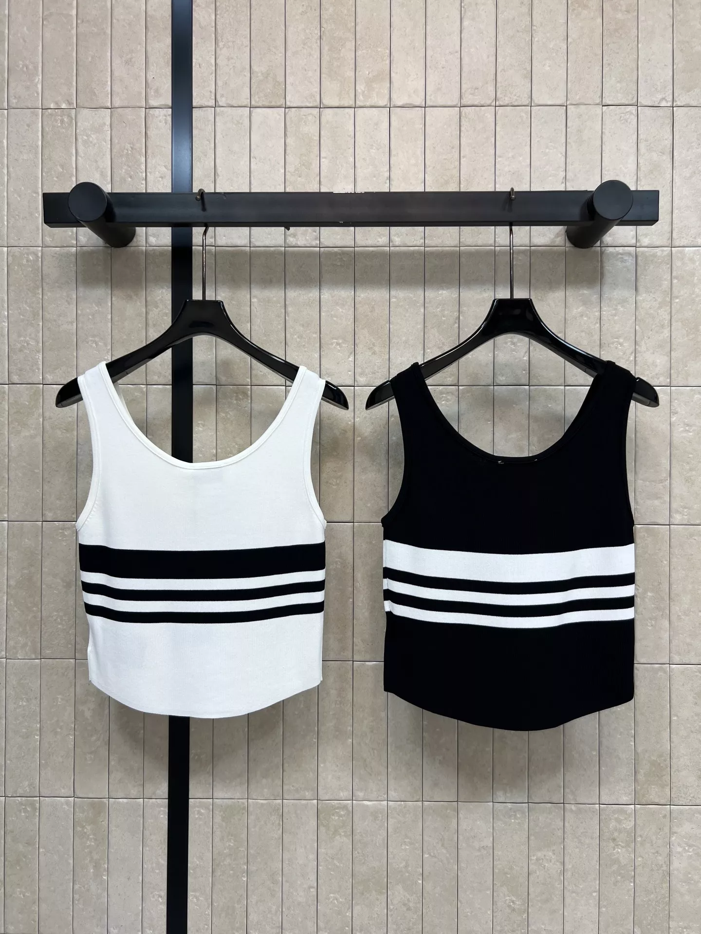 입생로랑 스트라이프 크롭 로고 자수 니트 베스트 상세 이미지 7