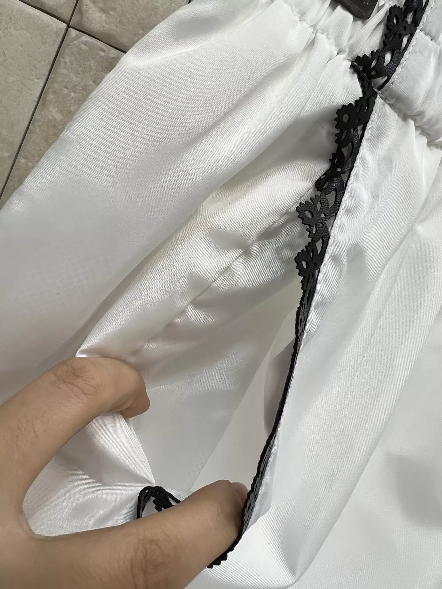 로에베 하이웨이스트 레이스 배색 밴딩 쇼츠 상세 이미지 13