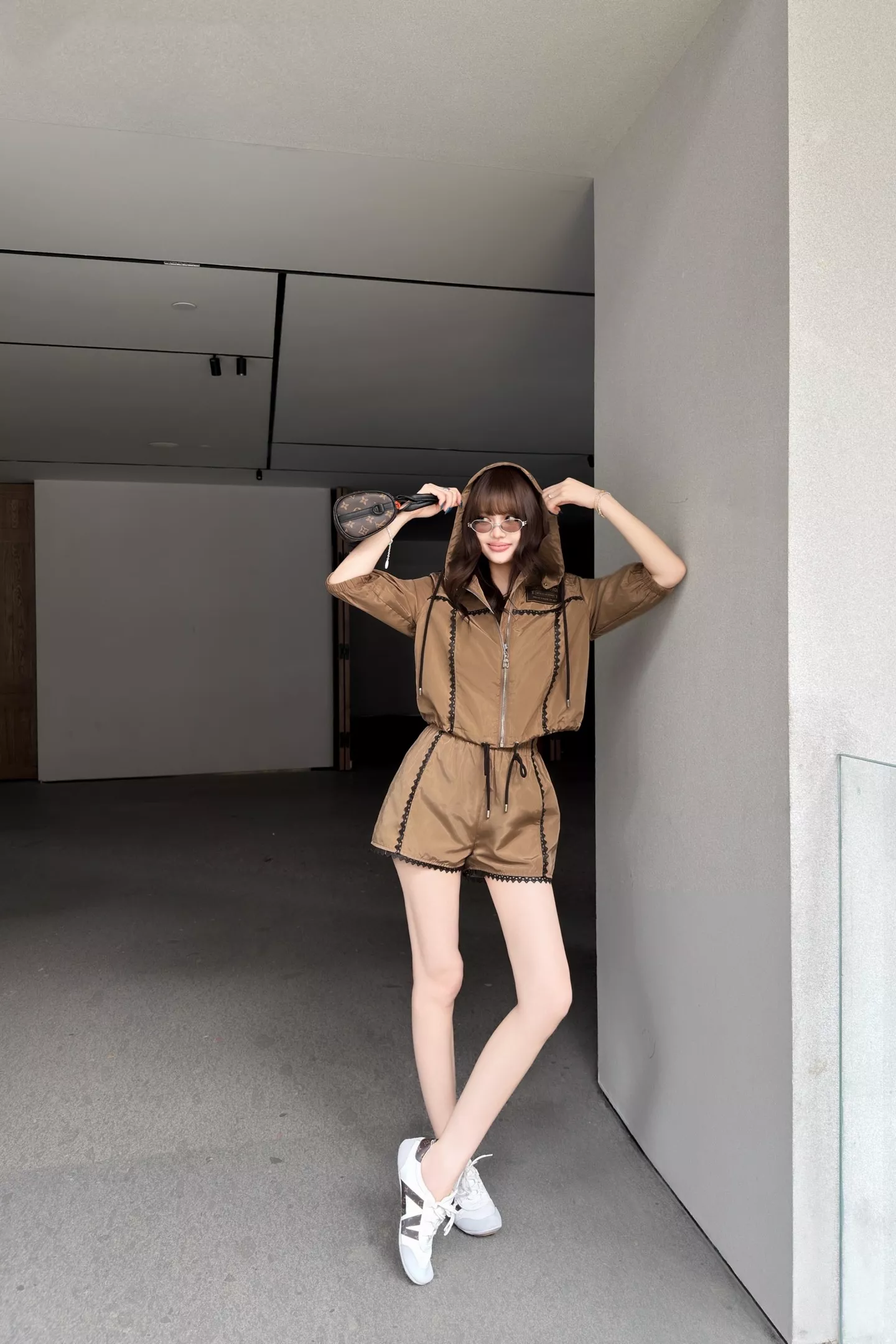로에베 하이웨이스트 레이스 배색 밴딩 쇼츠 상세 이미지 59