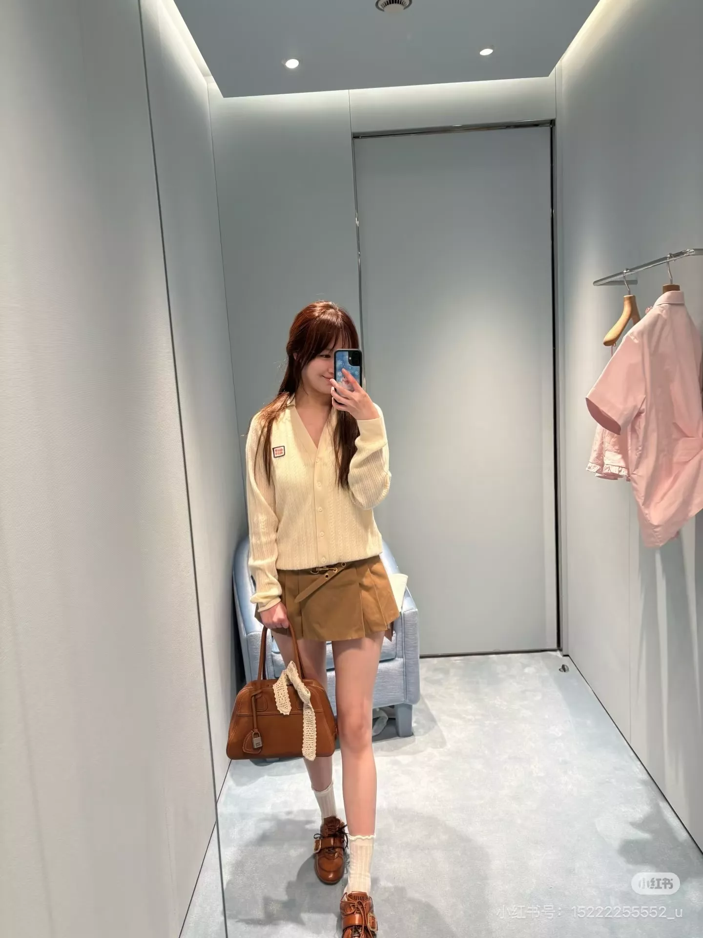 미우미우 배색 스트라이프 칼라 펀칭 케이블 니트 가디건 상세 이미지 12