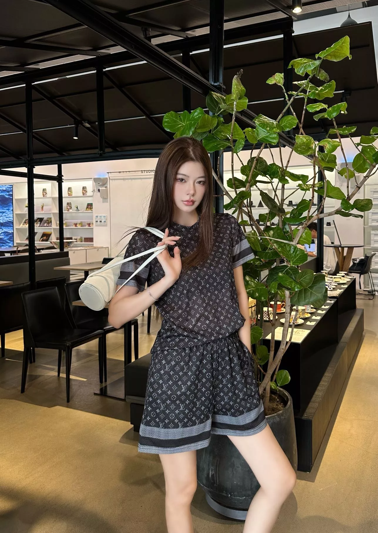 루이비통 모노그램 패턴 메쉬 반소매 쇼츠 세트 상세 이미지 11