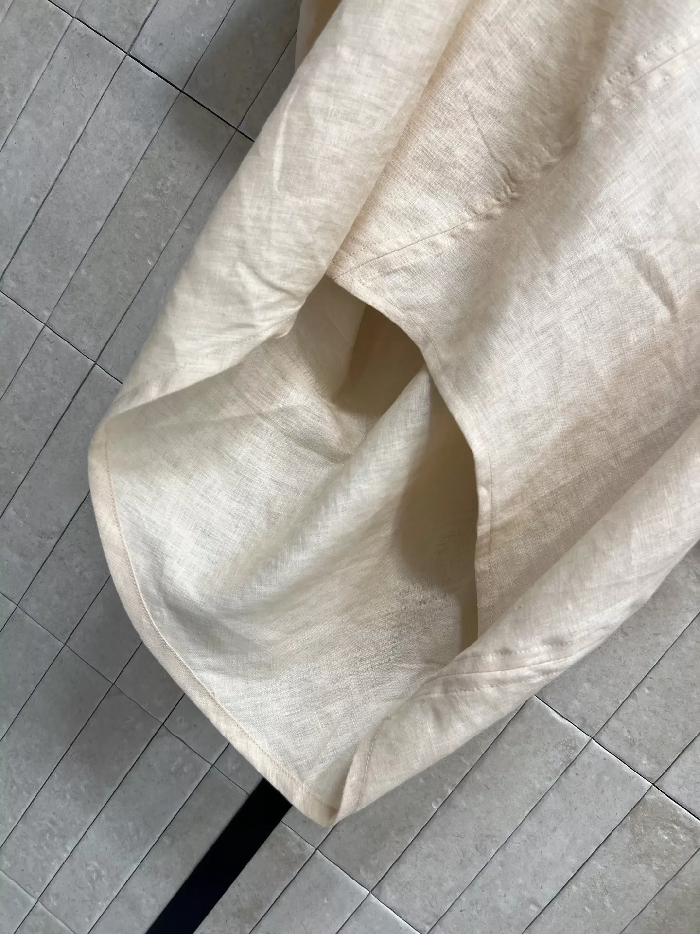 로로피아나 내추럴 린넨 언밸런스 상의 롱스커트 투피스 상세 이미지 5
