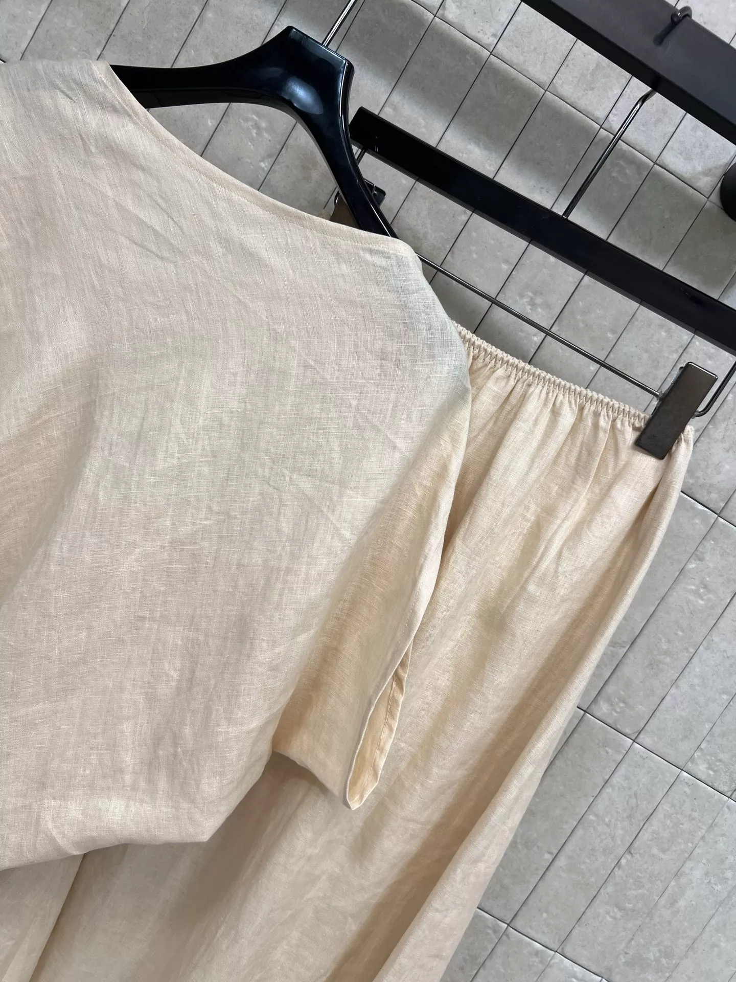 로로피아나 내추럴 린넨 언밸런스 상의 롱스커트 투피스 상세 이미지 8