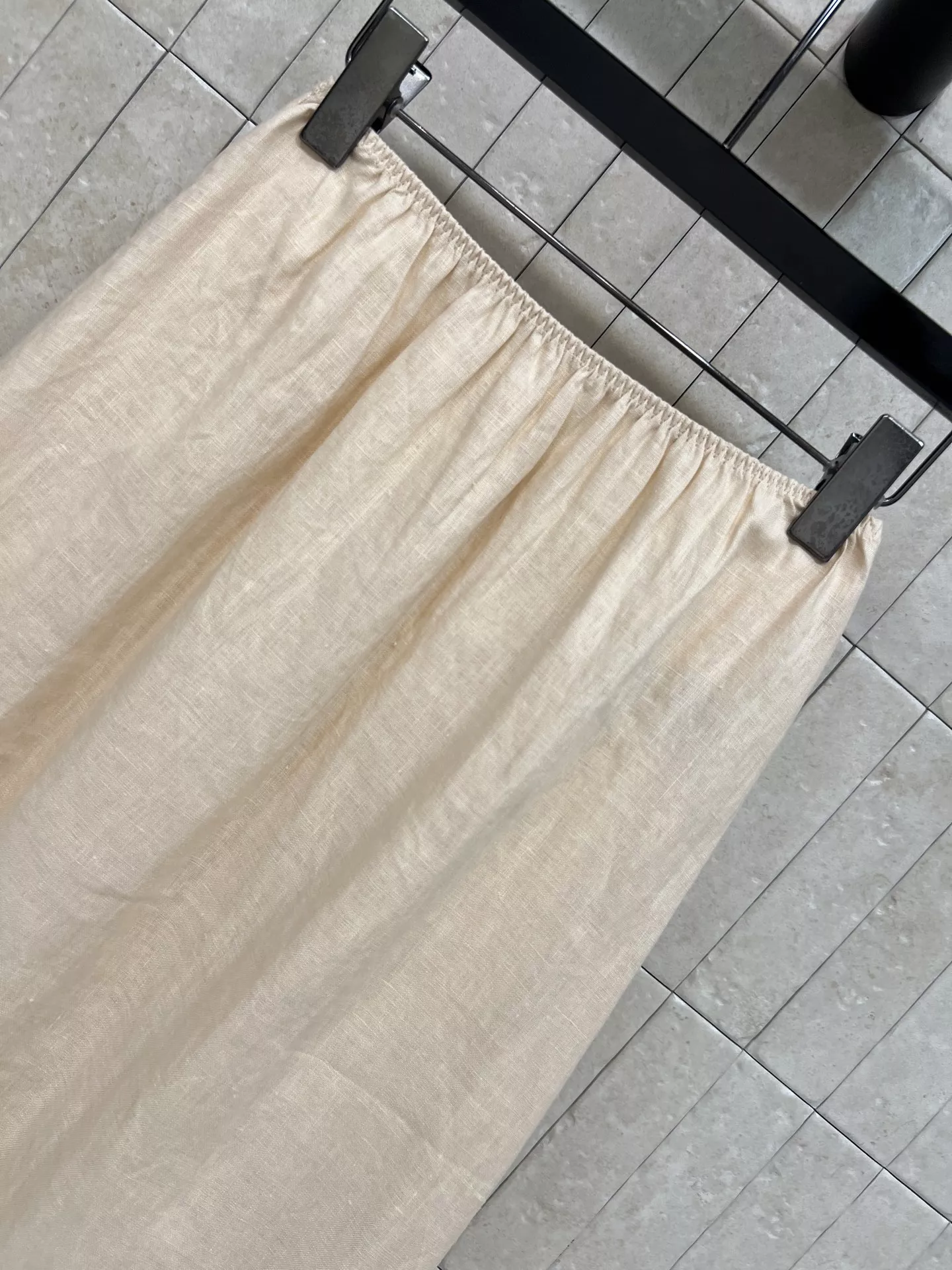 로로피아나 내추럴 린넨 언밸런스 상의 롱스커트 투피스 상세 이미지 2