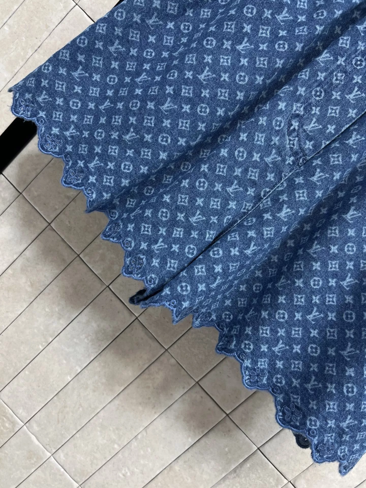 루이비통 모노그램 워싱 데님 밴딩 쇼트 팬츠 상세 이미지 3