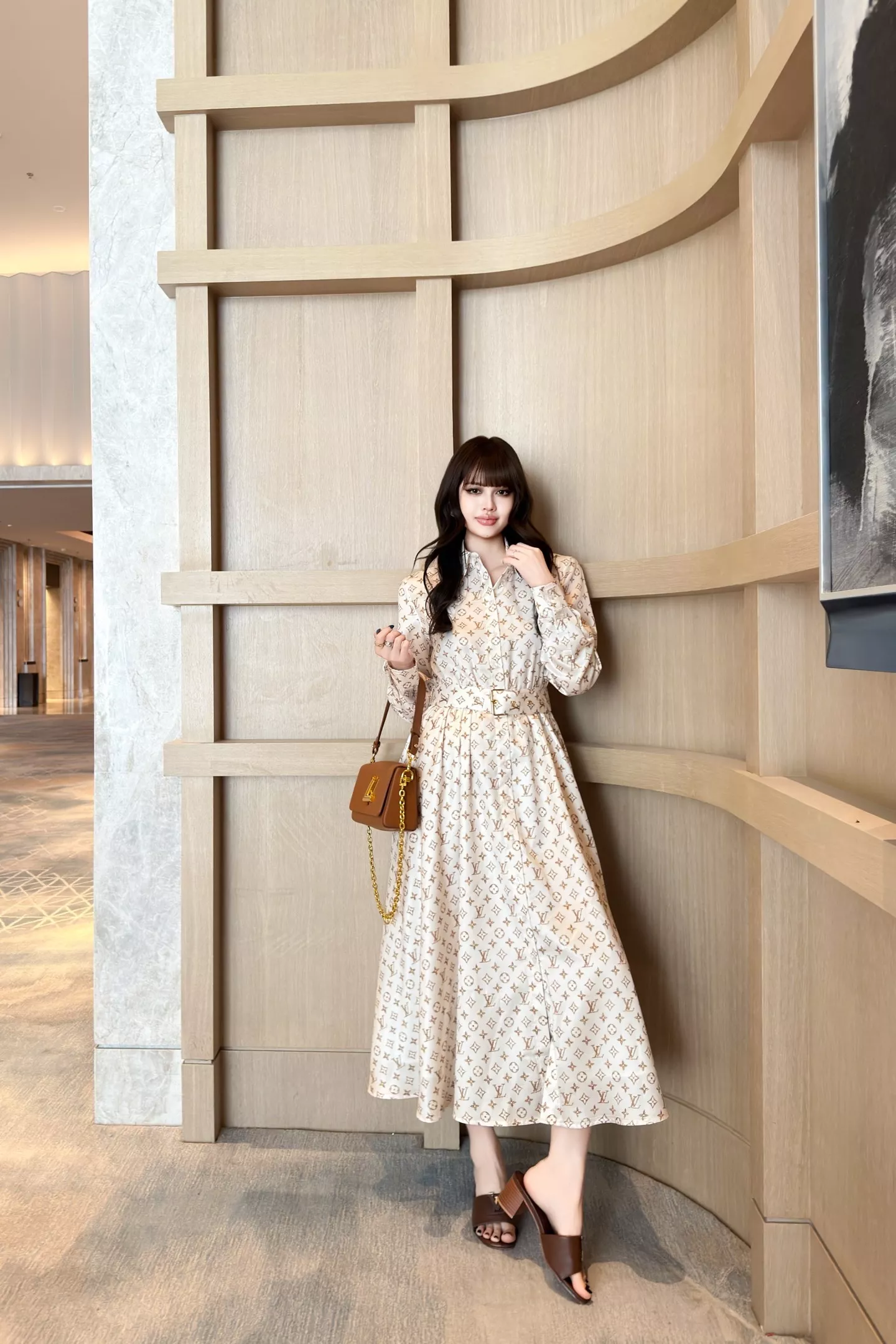 루이비통 모노그램 프린트 벨티드 긴소매 셔츠 원피스 상세 이미지 22